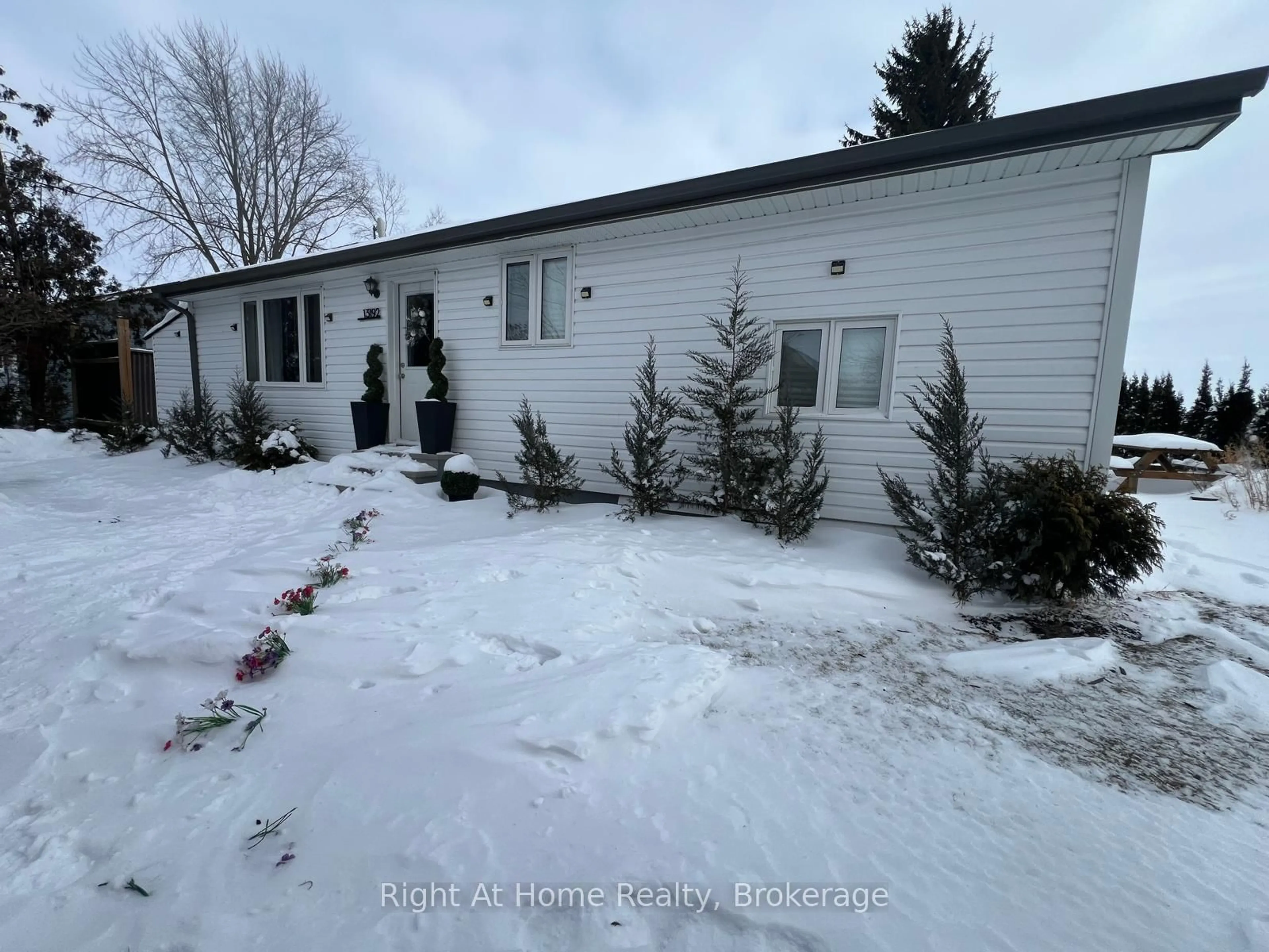 A pic from outside/outdoor area/front of a property/back of a property/a pic from drone, unknown for 13192 Fysh Line, Chatham-Kent Ontario N0P 2K0