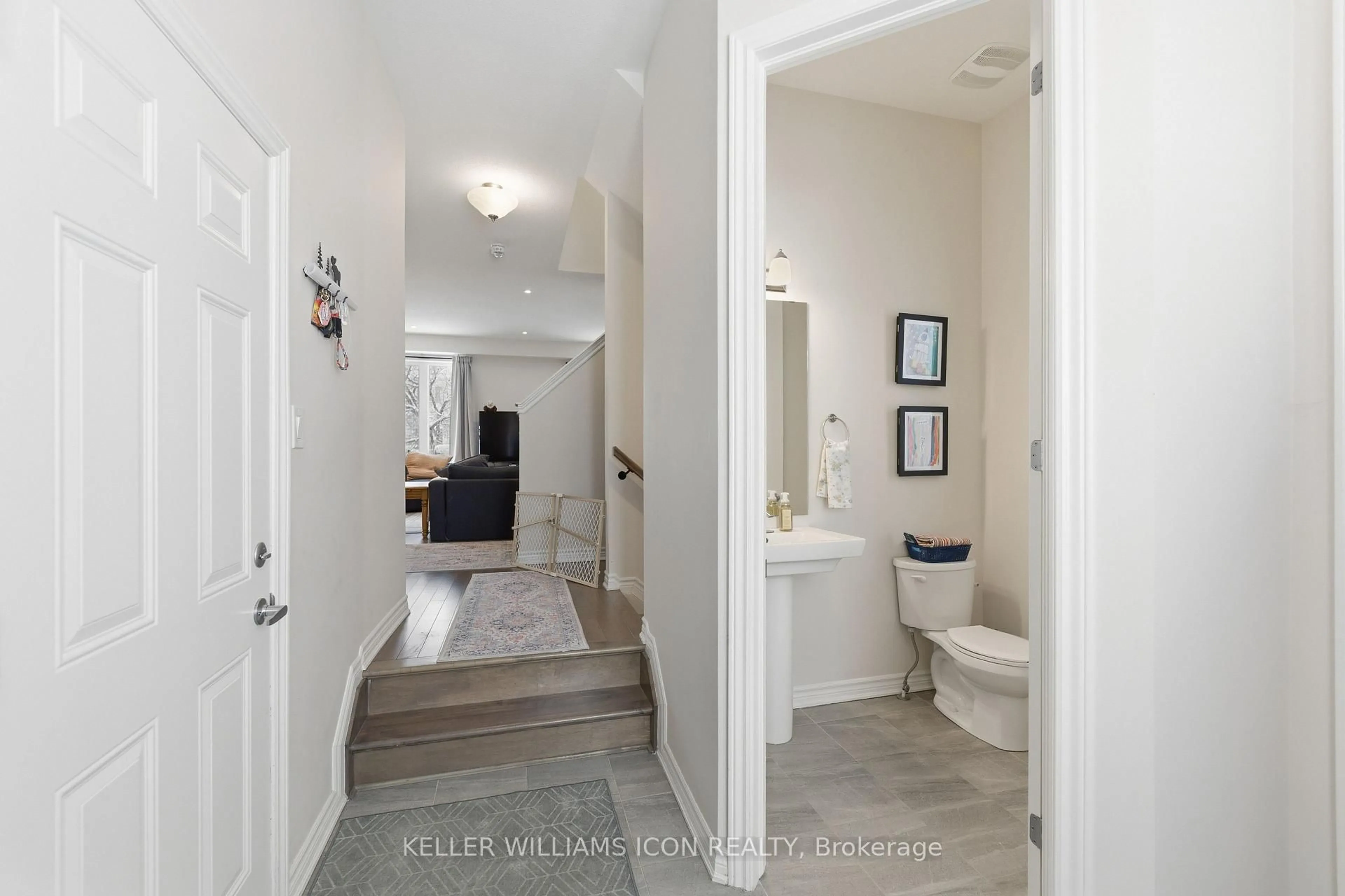 Indoor entryway for 132 Asper Trail Circ, Ottawa Ontario K2M 0K8