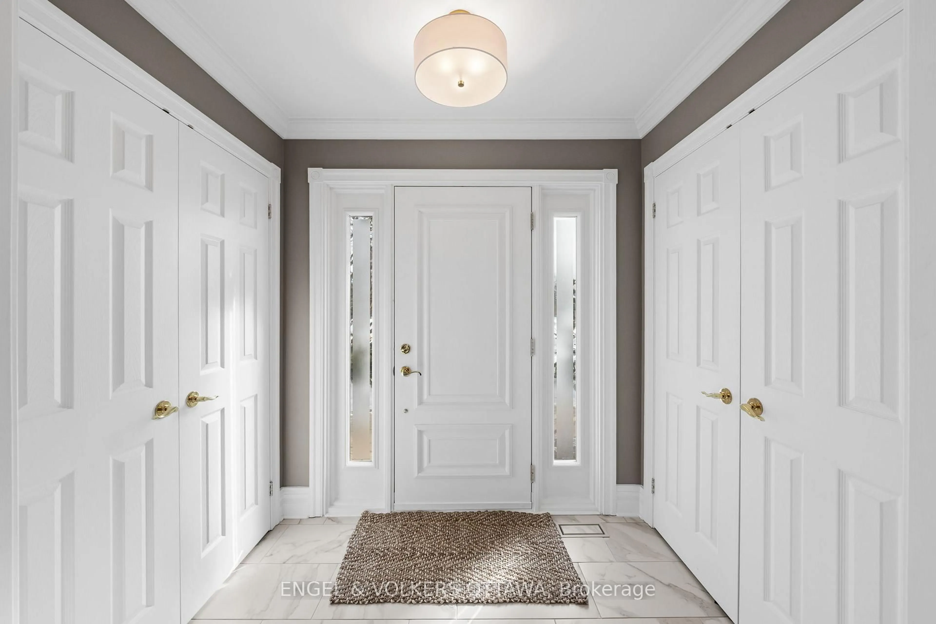 Indoor entryway for 2 Eagle Chase Crt, Ottawa Ontario K2J 3N5