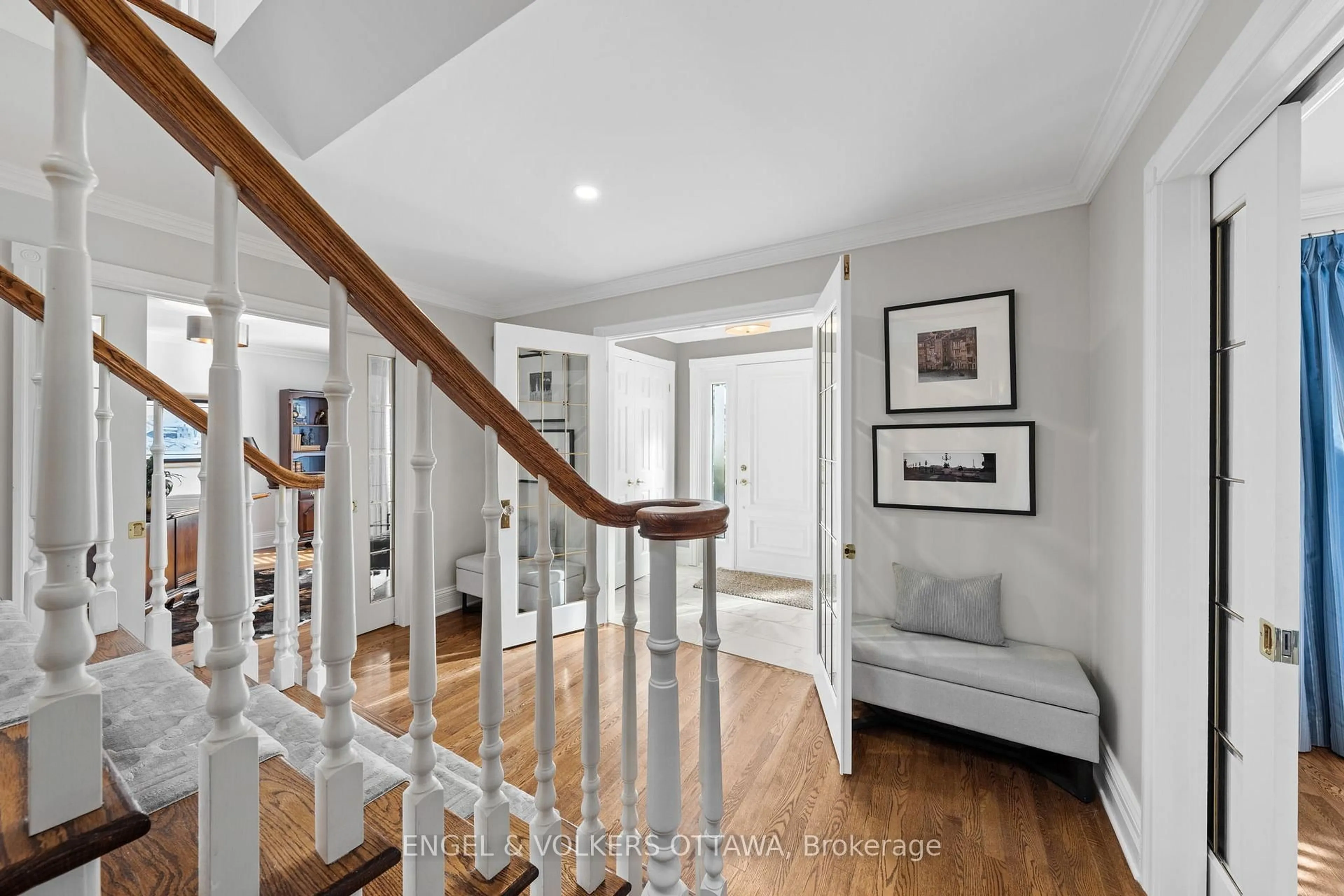 Indoor entryway for 2 Eagle Chase Crt, Ottawa Ontario K2J 3N5