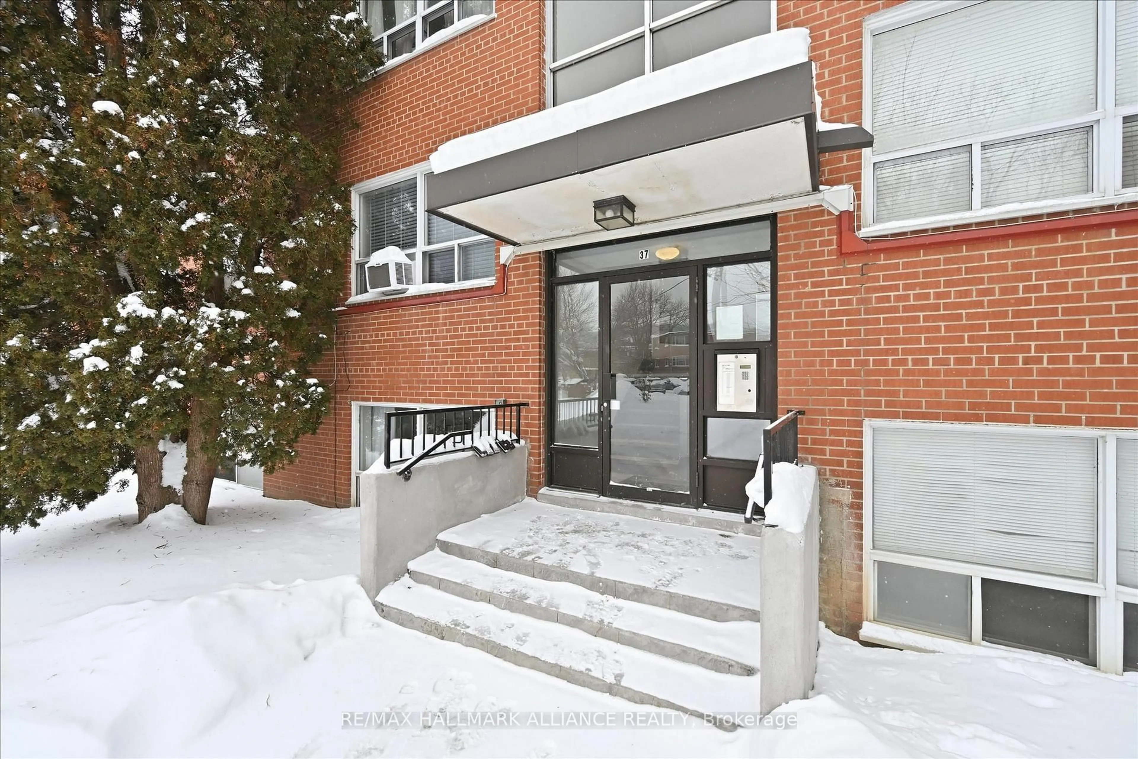 Indoor foyer for 37 Mericourt Rd #101, Hamilton Ontario L8S 2N5