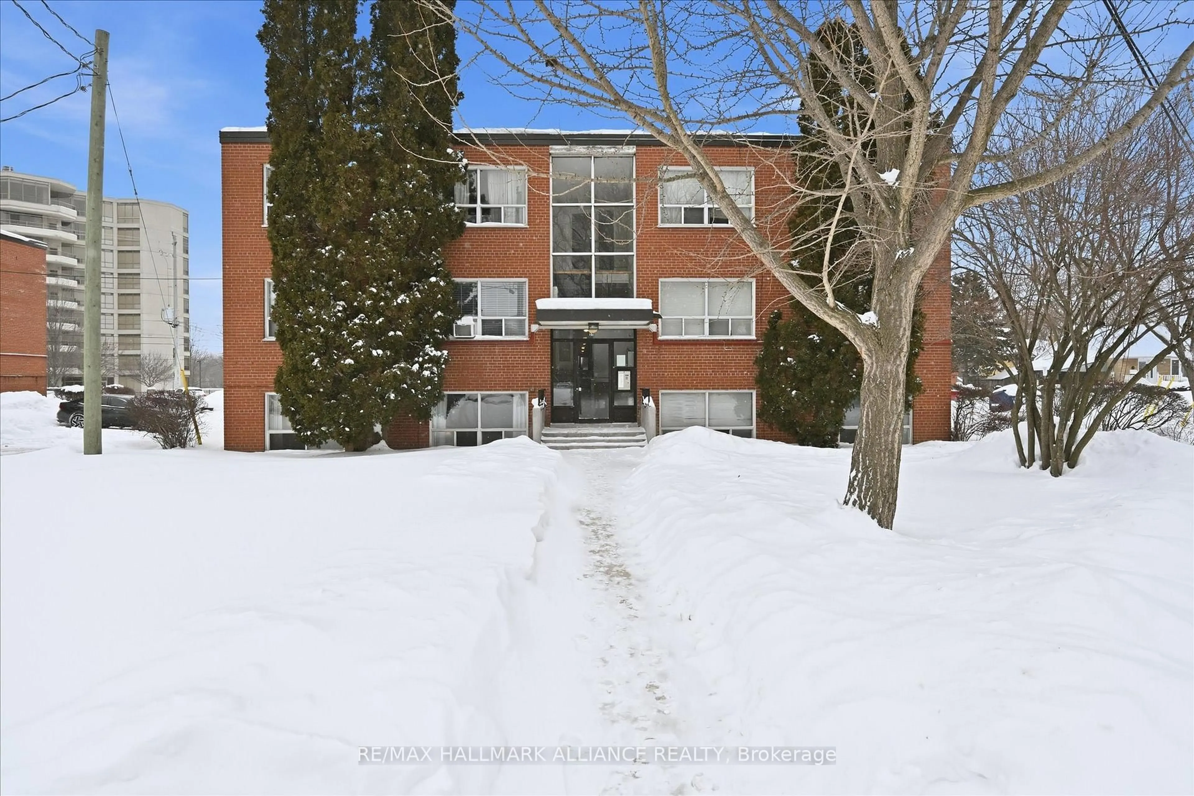 Indoor foyer for 37 Mericourt Rd #101, Hamilton Ontario L8S 2N5