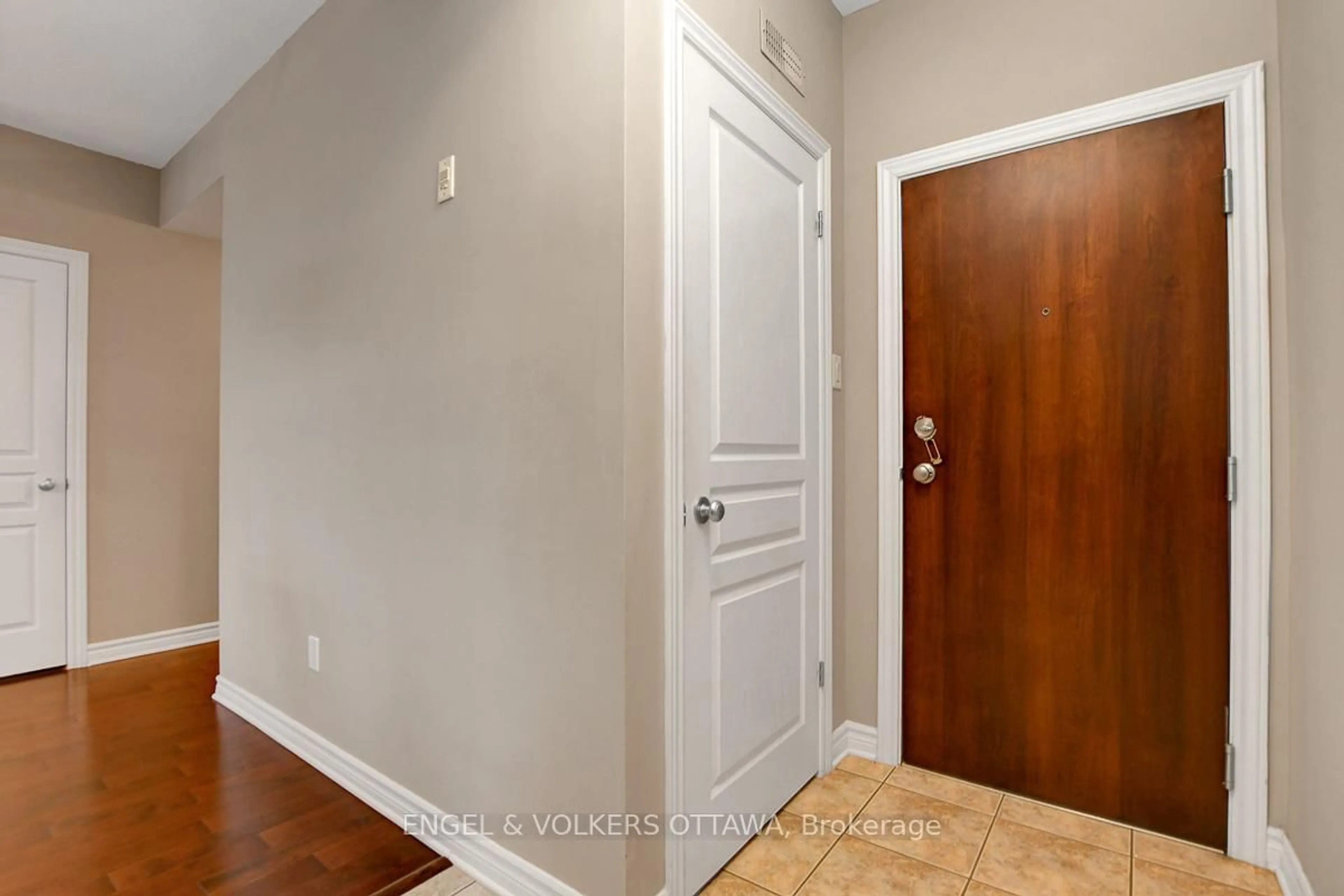 Indoor entryway for 188 Hornchurch Lane #E, Ottawa Ontario K2J 2T3