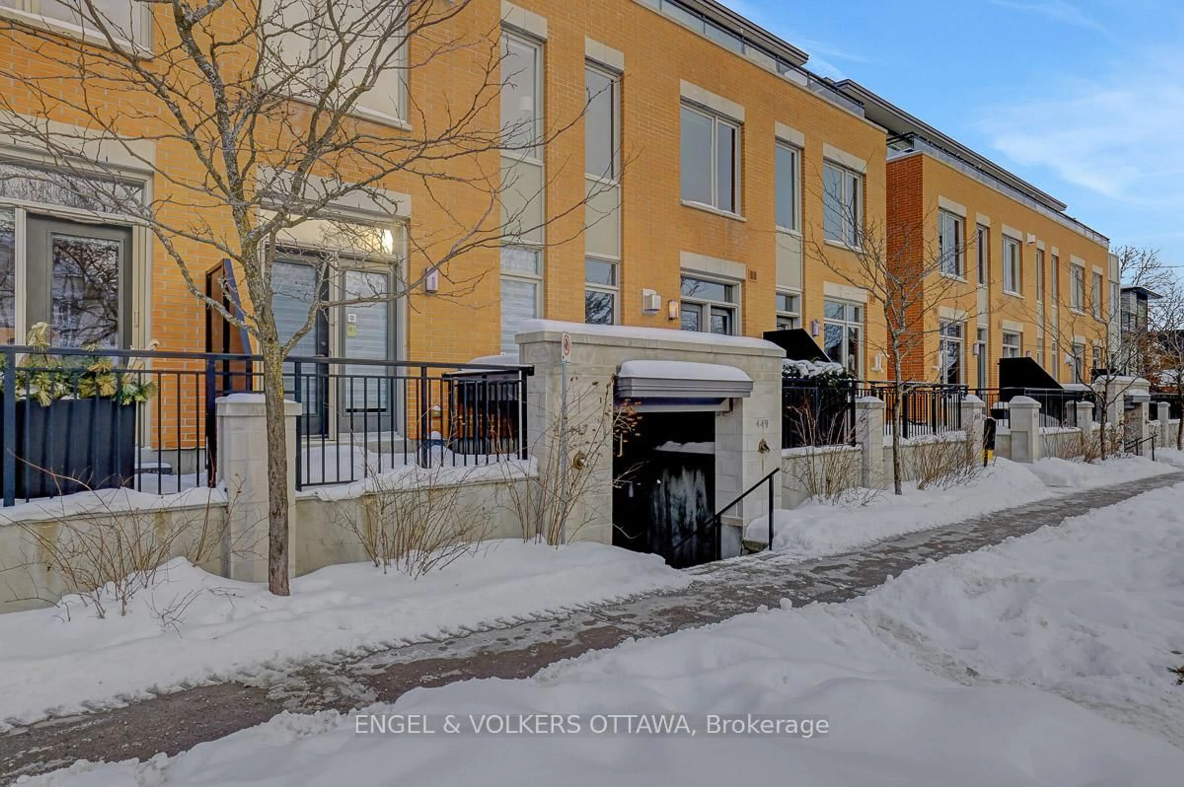 Indoor foyer for 449 Edison Ave, Ottawa Ontario K2A 1S5