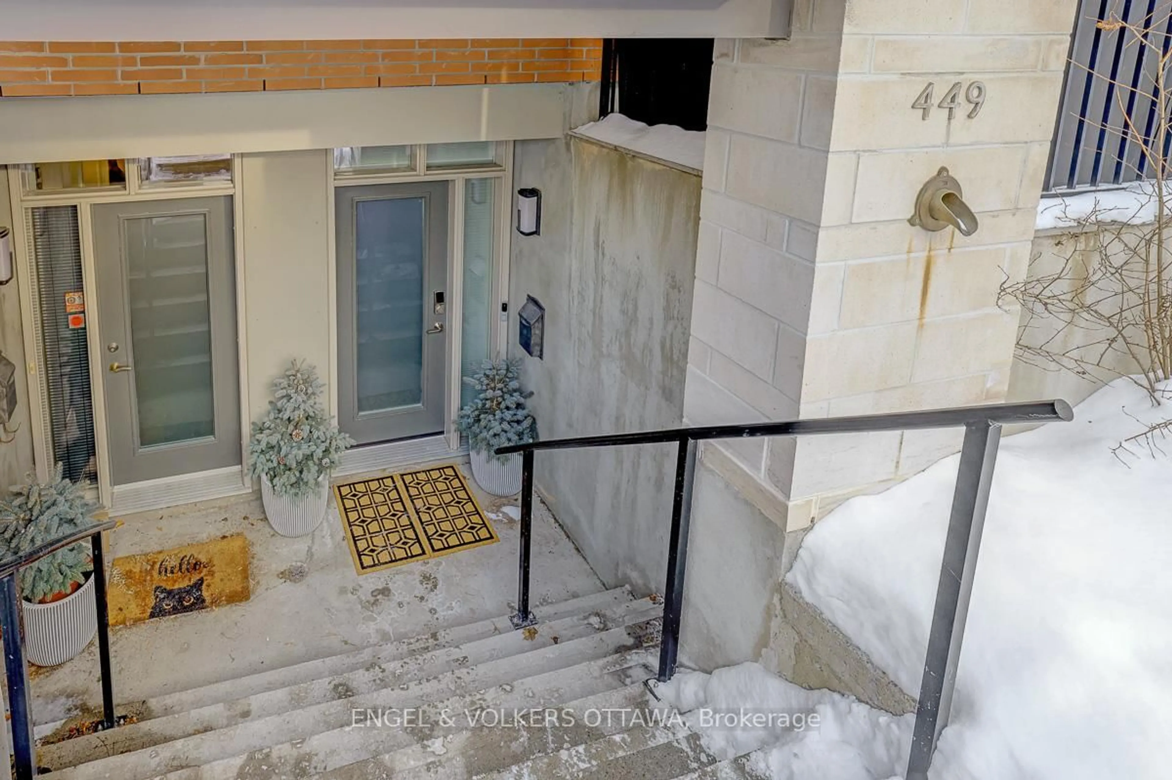 Indoor foyer for 449 Edison Ave, Ottawa Ontario K2A 1S5