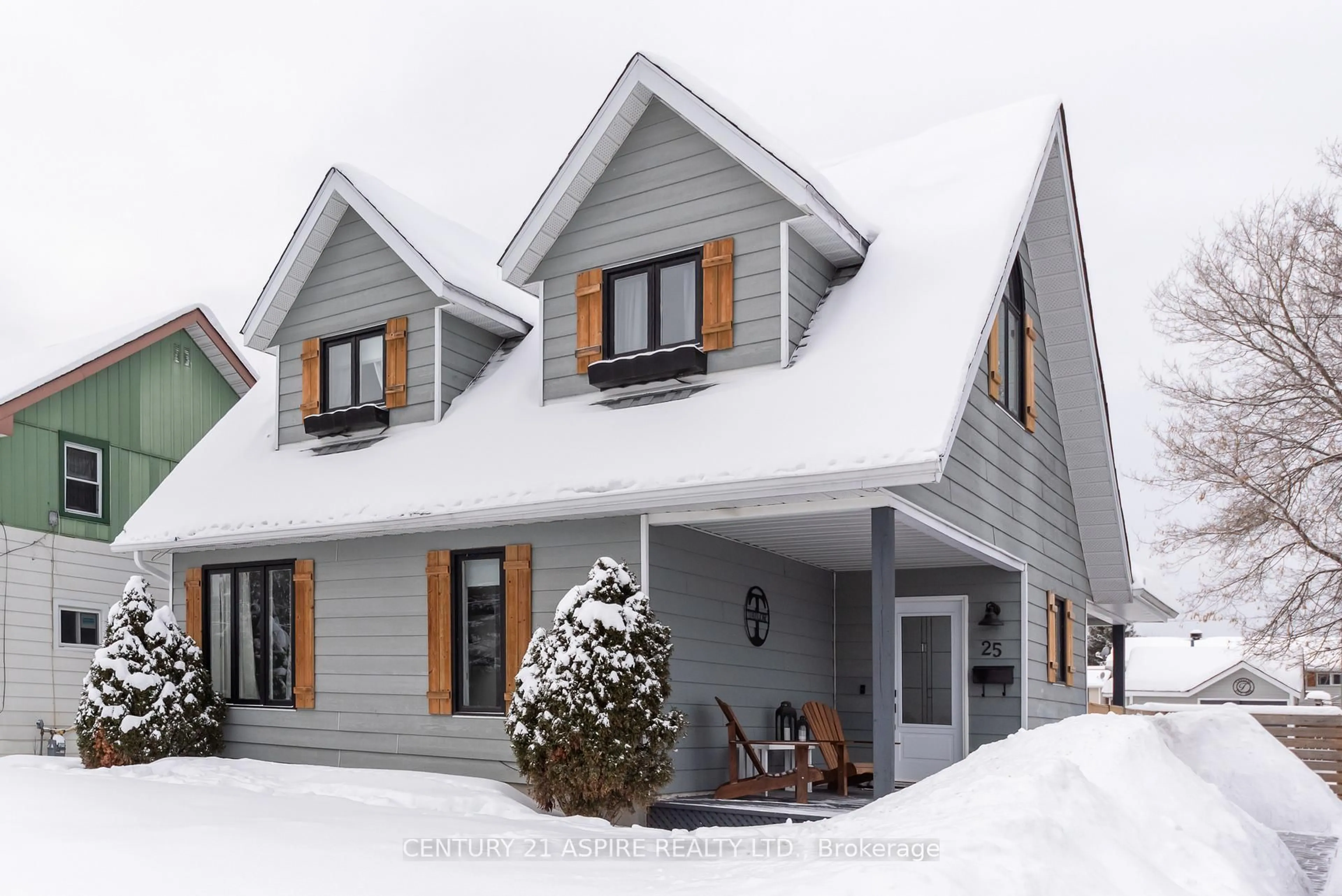 Home with vinyl exterior material, street for 25 Doran St, Petawawa Ontario K8H 1P8