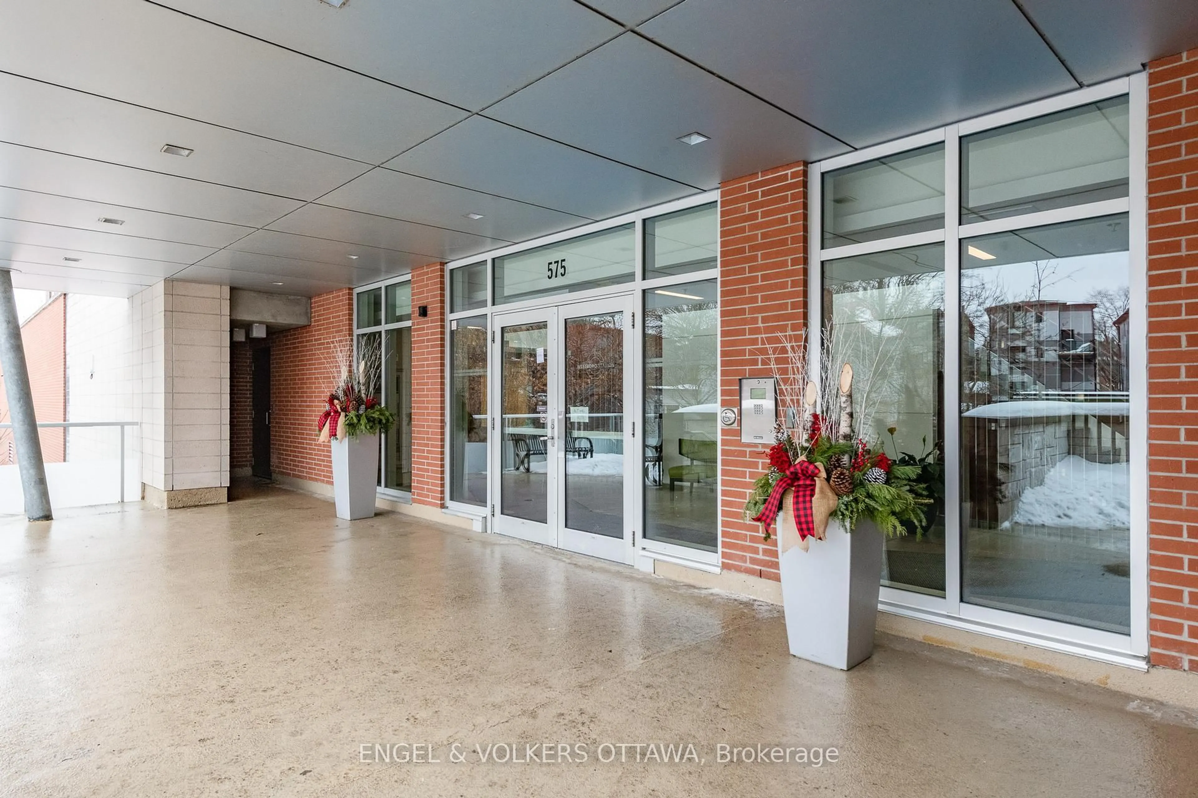 Indoor foyer for 575 Byron Ave #312, Ottawa Ontario K2A 1R7