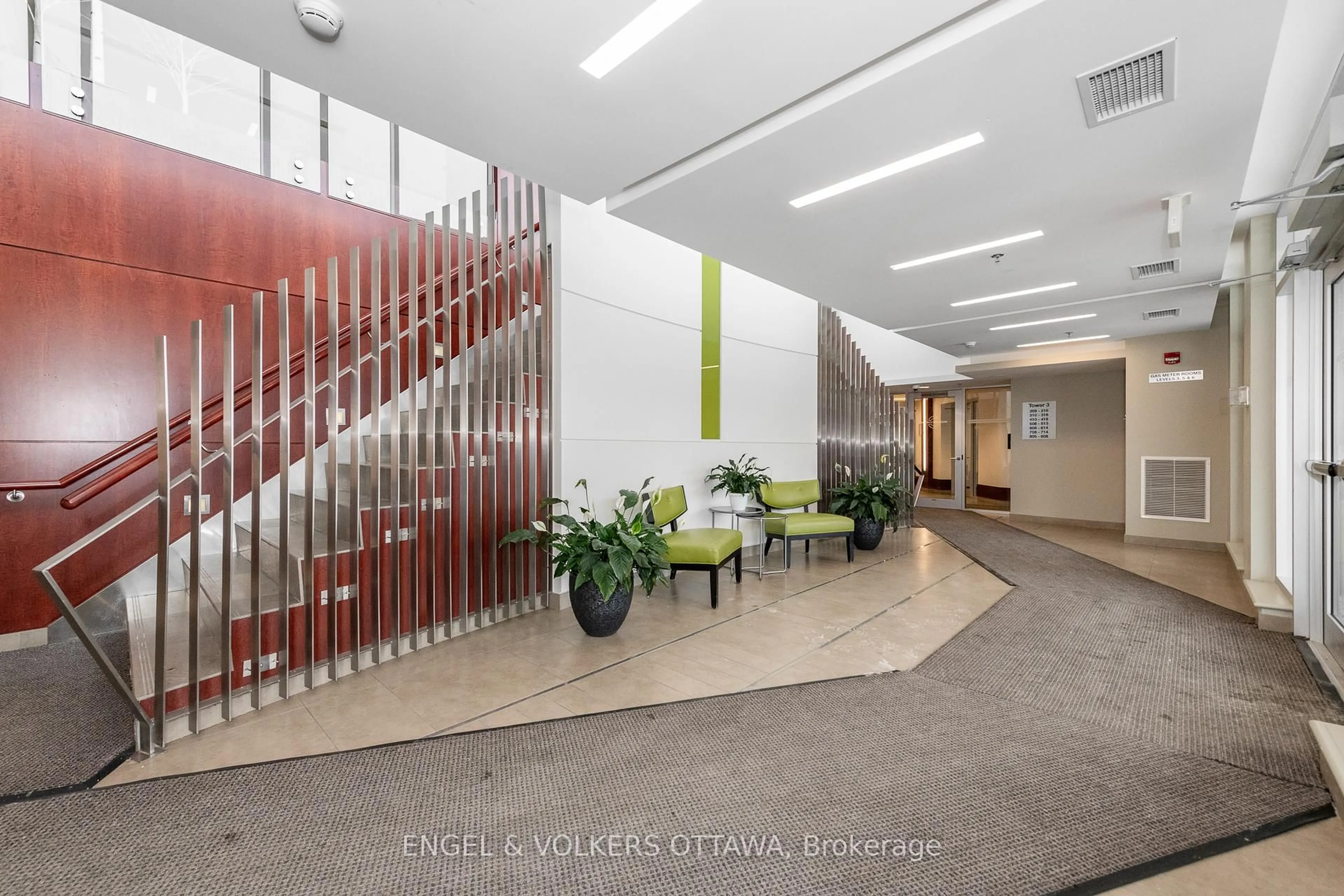 Indoor foyer for 575 Byron Ave #312, Ottawa Ontario K2A 1R7