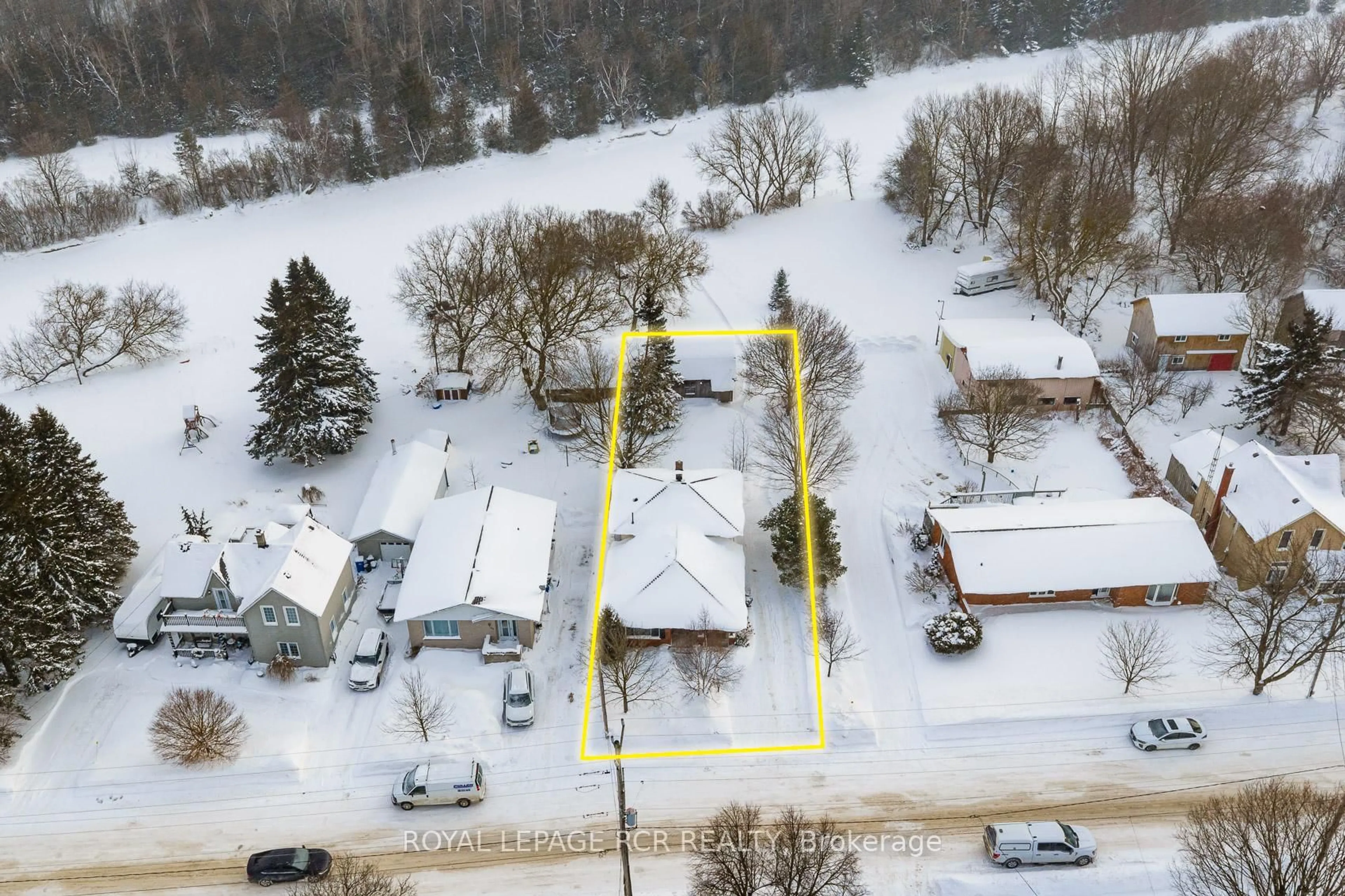 A pic from outside/outdoor area/front of a property/back of a property/a pic from drone, street for 95 Amaranth St, East Luther Grand Valley Ontario L9W 5L4