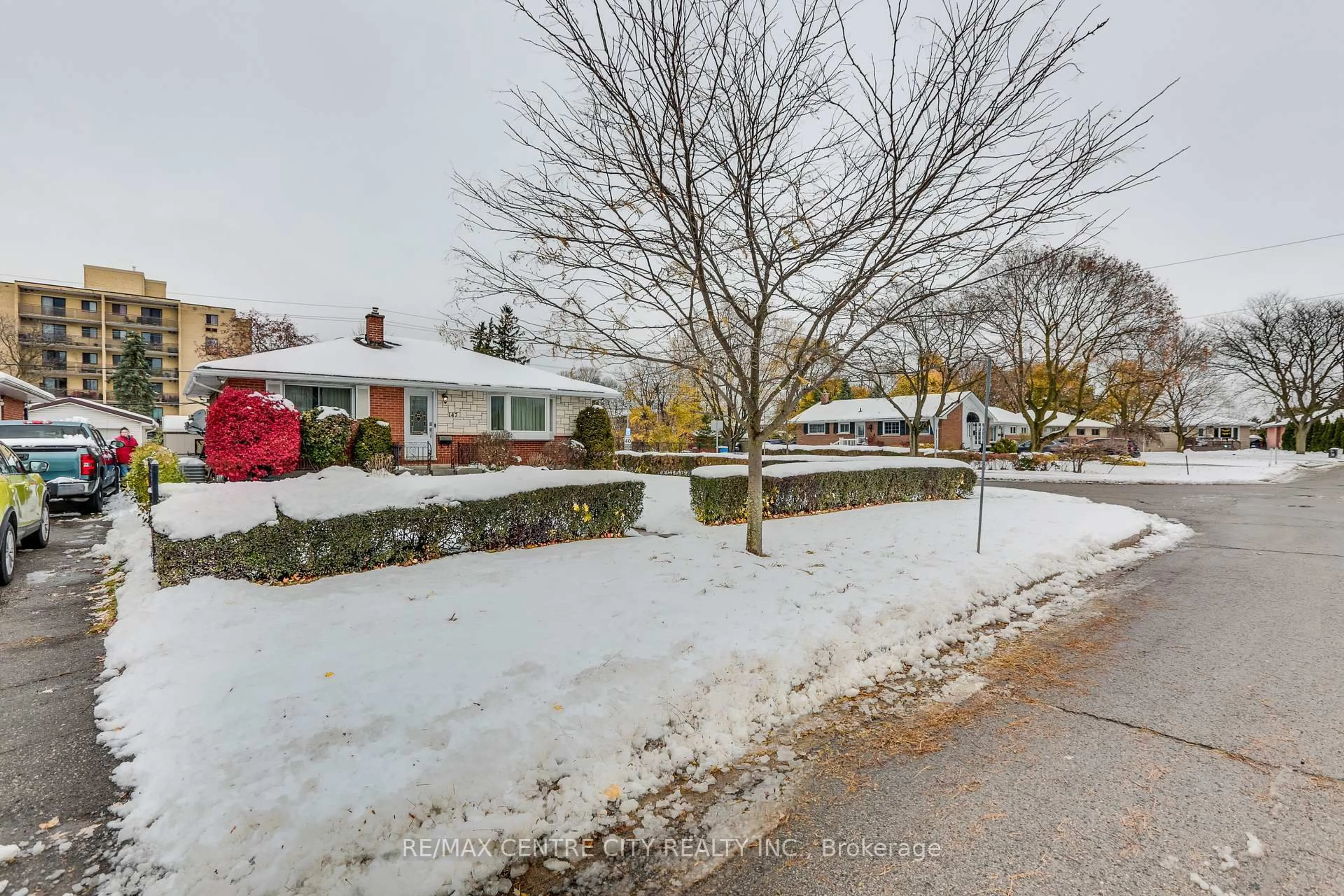 A pic from outside/outdoor area/front of a property/back of a property/a pic from drone, street for 147 Susan Ave, London East Ontario N5V 2G3