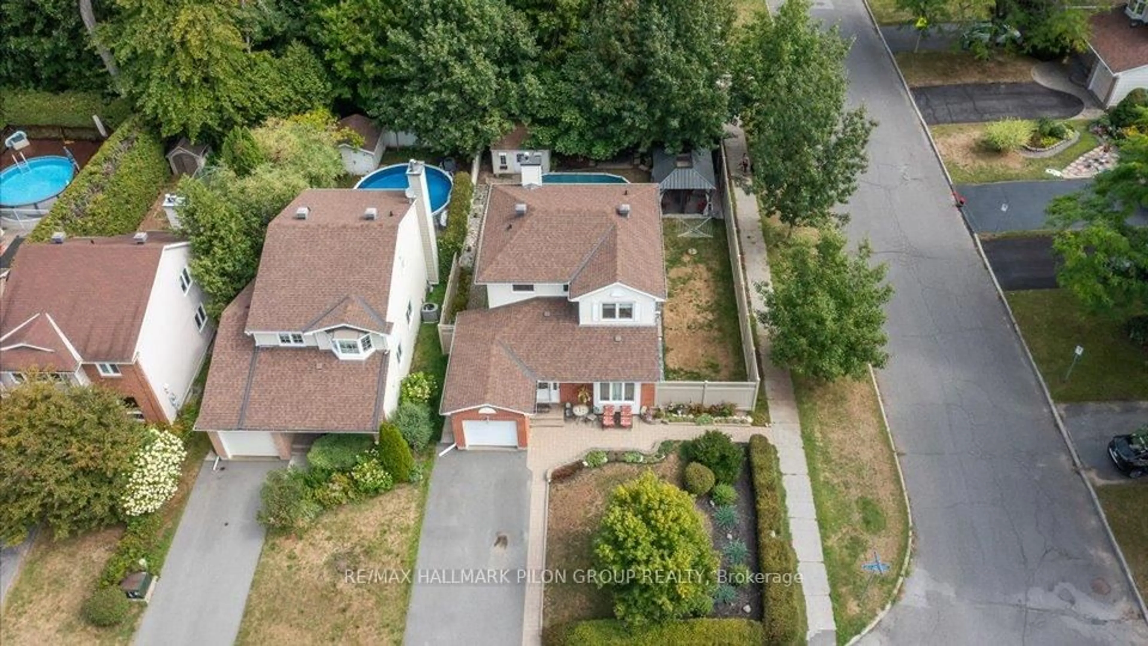 A pic from outside/outdoor area/front of a property/back of a property/a pic from drone, street for 6093 Des Treflieres Gdns, Ottawa Ontario K1C 5T6