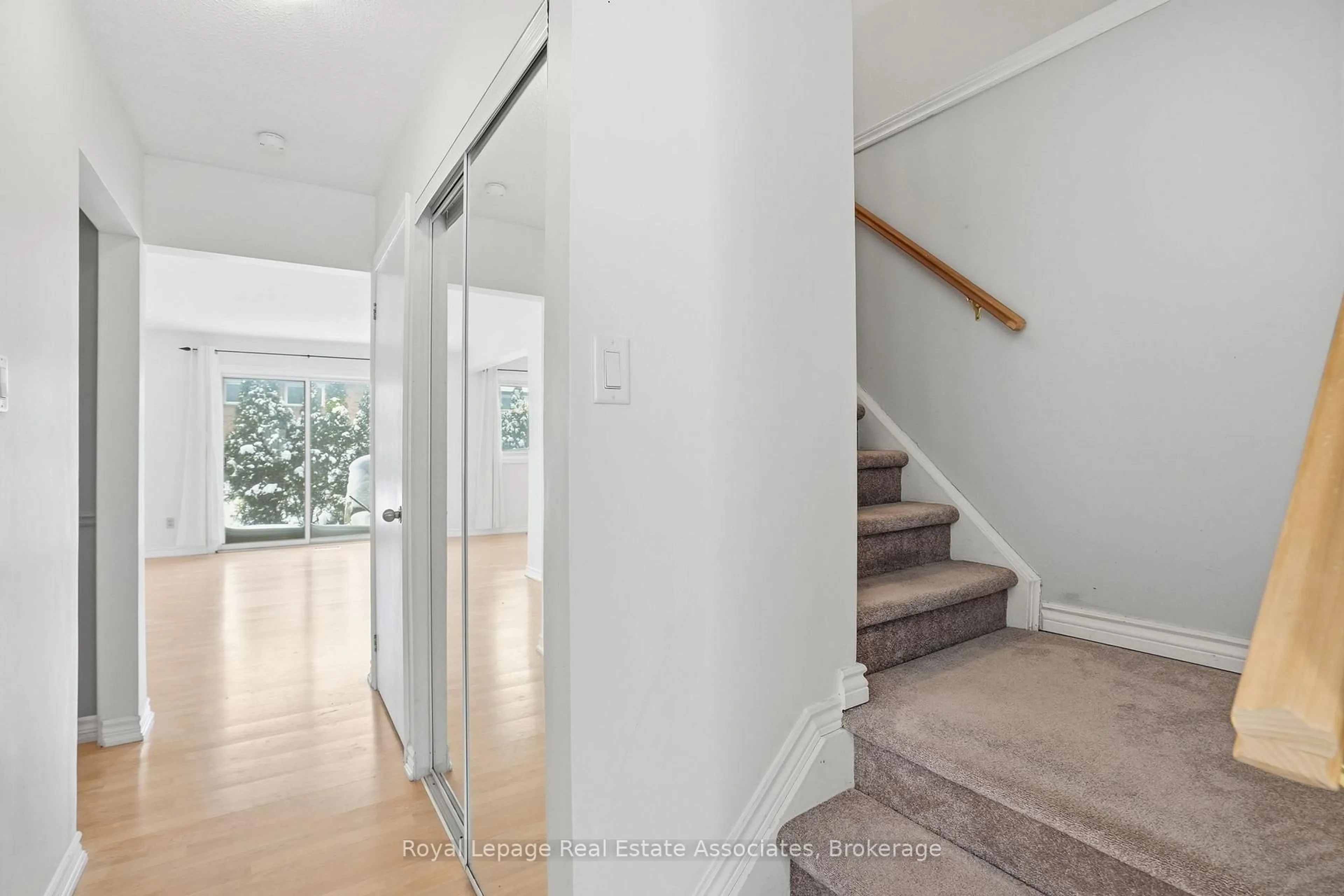 Indoor foyer for 1460 Garth St #66A, Hamilton Ontario L9B 1R6