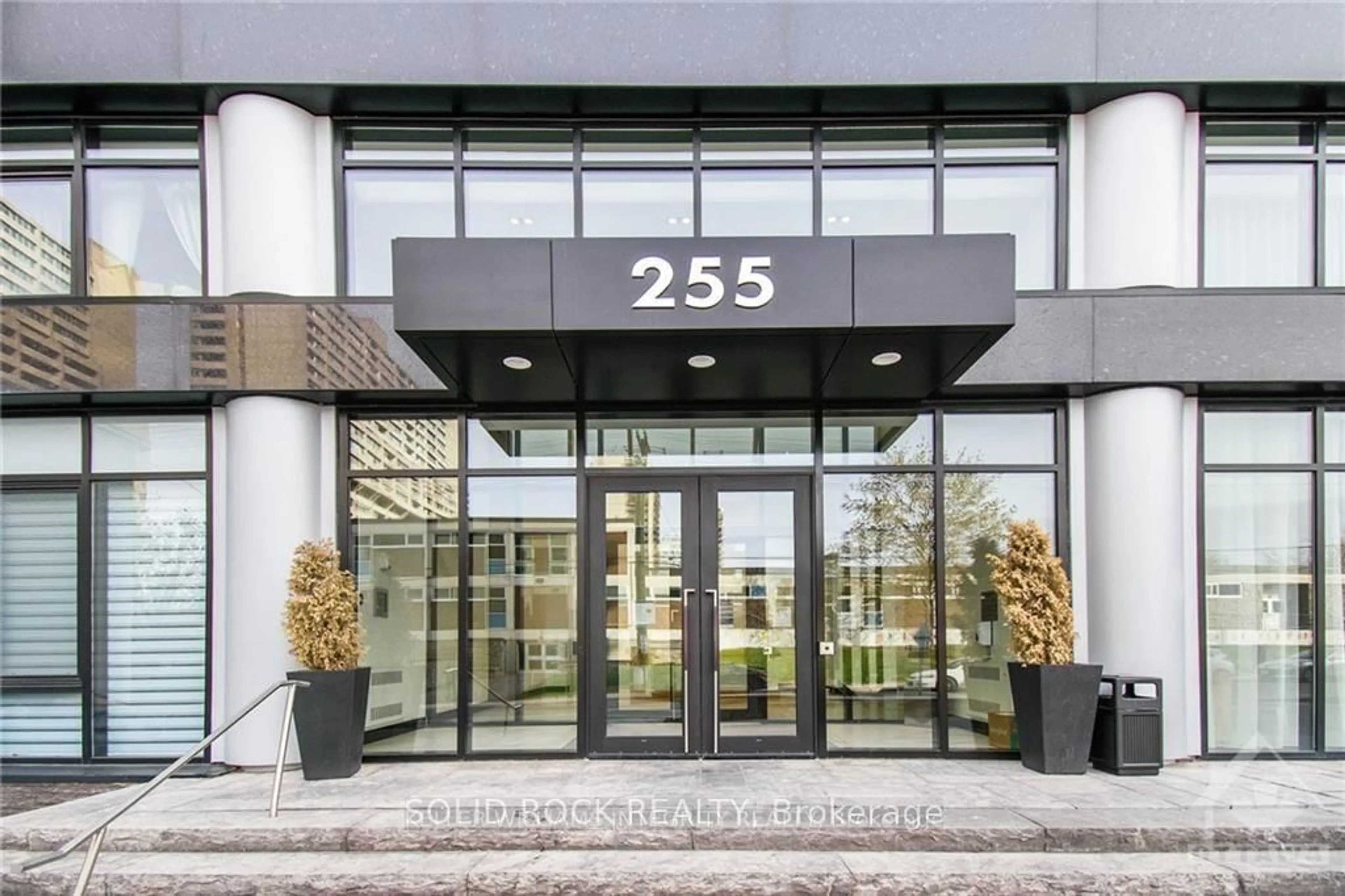 Indoor foyer for 255 Bay St #213, Ottawa Ontario K1R 5Z4