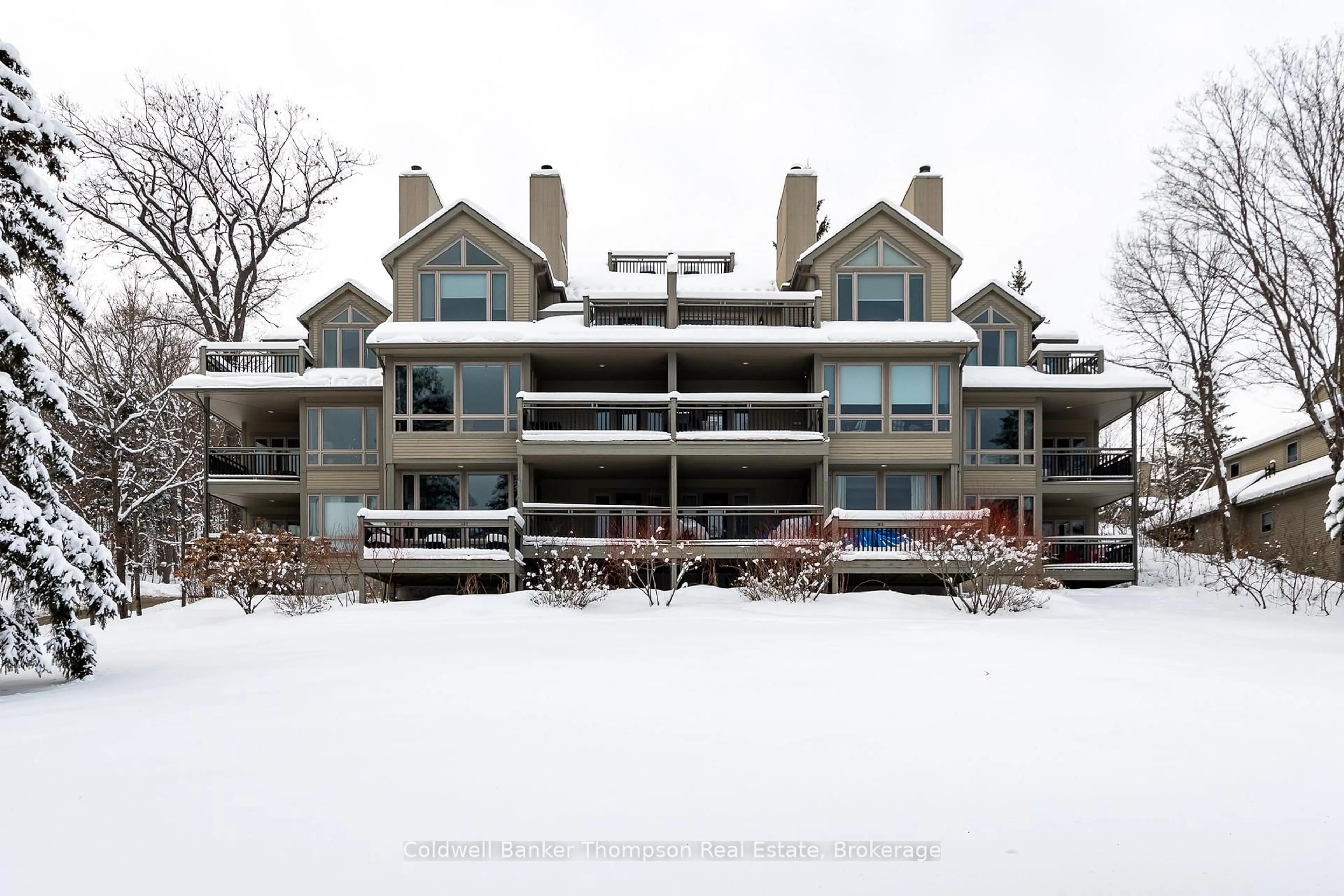 A pic from outside/outdoor area/front of a property/back of a property/a pic from drone, unknown for 3311 Grandview Forest Hil Dr, Huntsville Ontario P1H 2J5