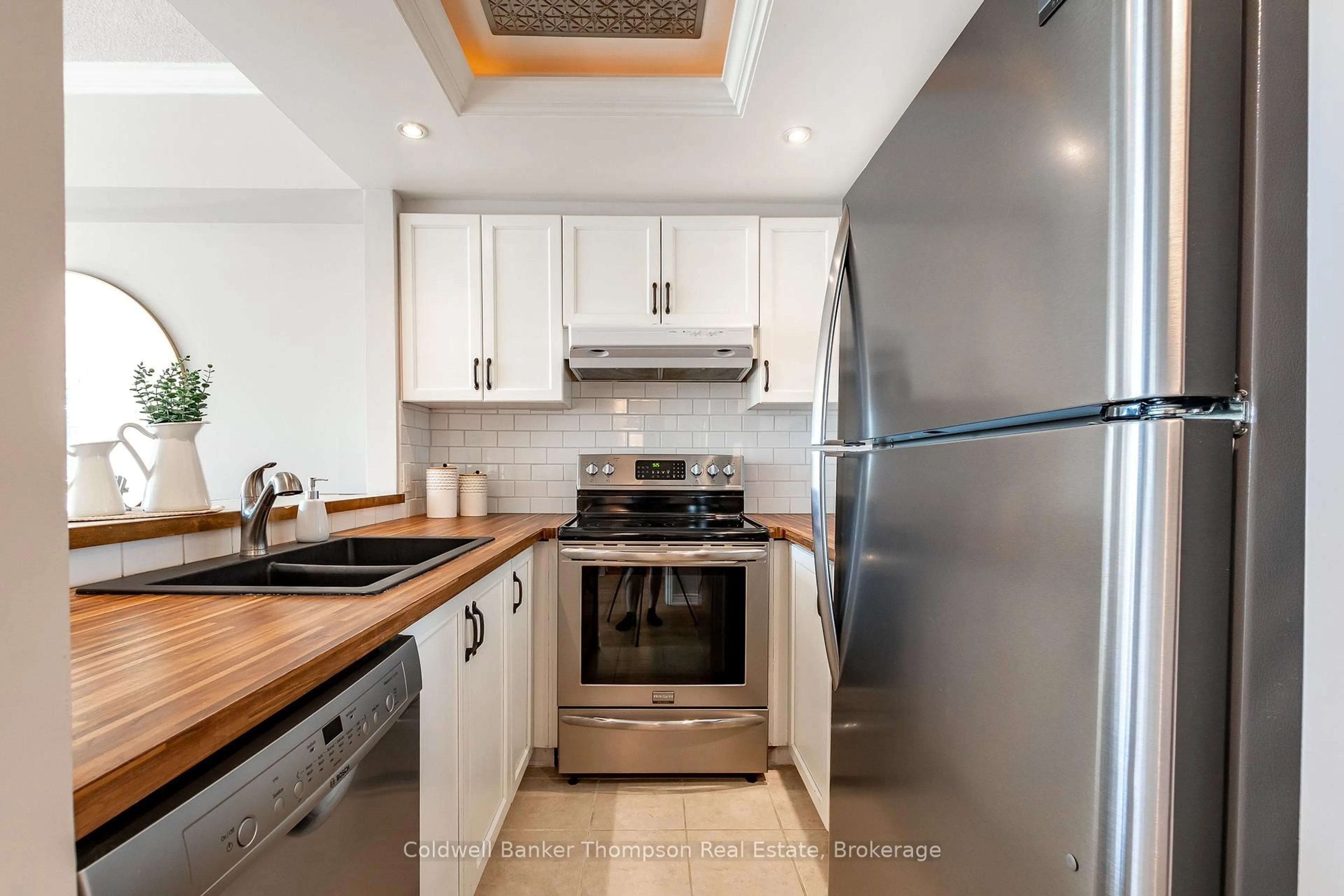 Standard kitchen, unknown for 3311 Grandview Forest Hil Dr, Huntsville Ontario P1H 2J5