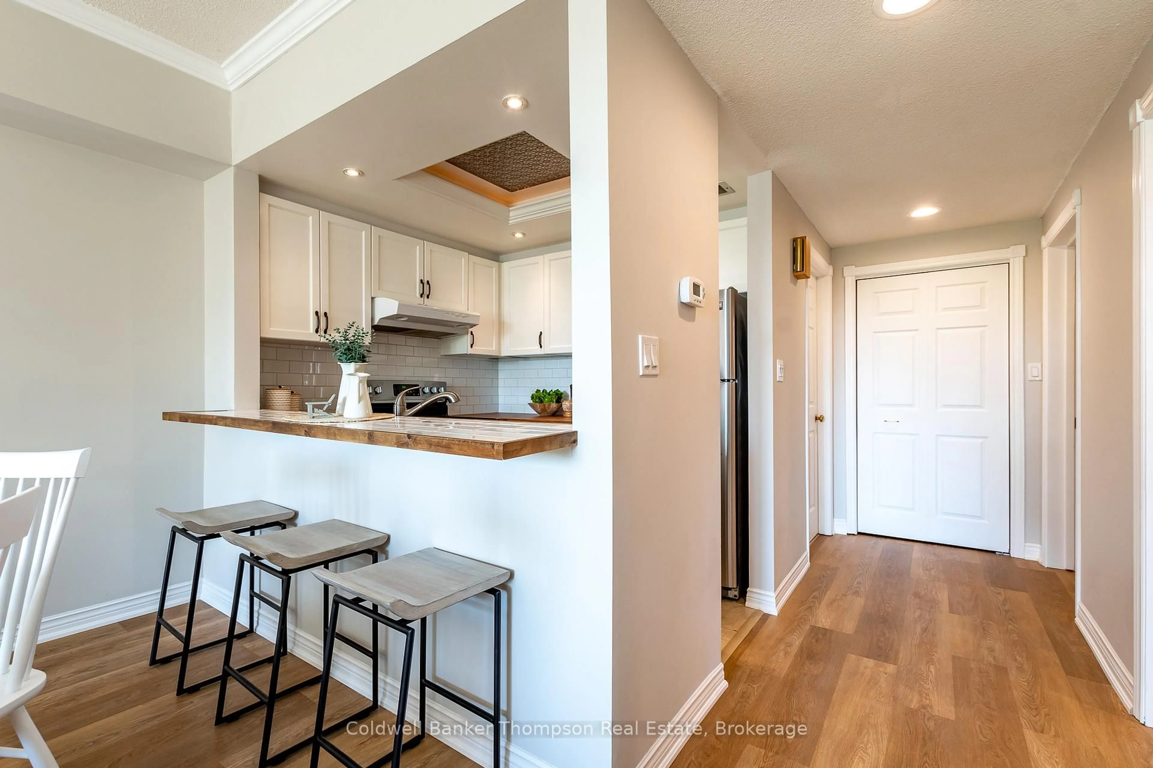 Open concept kitchen, wood/laminate floor for 3311 Grandview Forest Hil Dr, Huntsville Ontario P1H 2J5