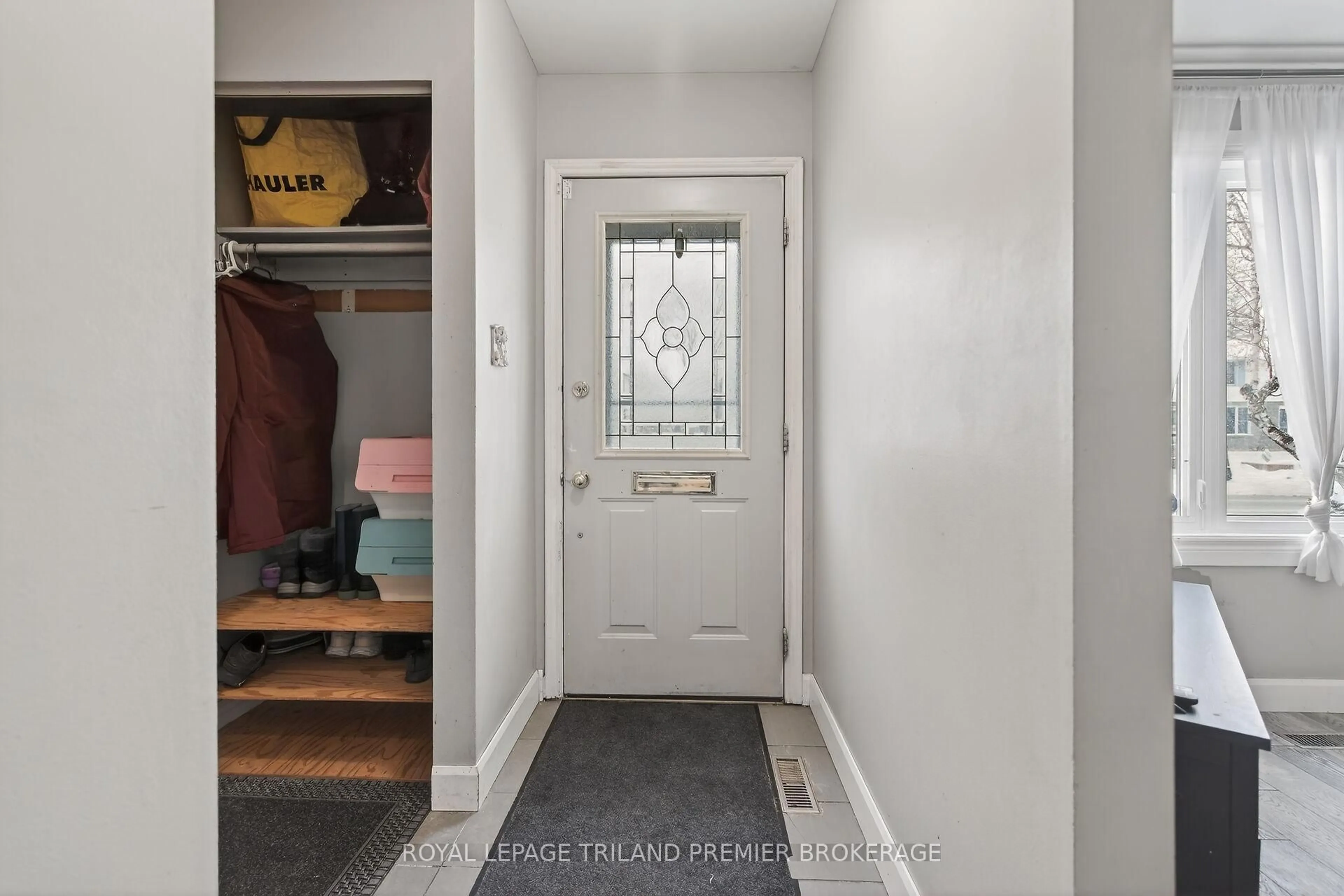 Indoor entryway for 816 Dundalk Dr, London South Ontario N6C 3V2