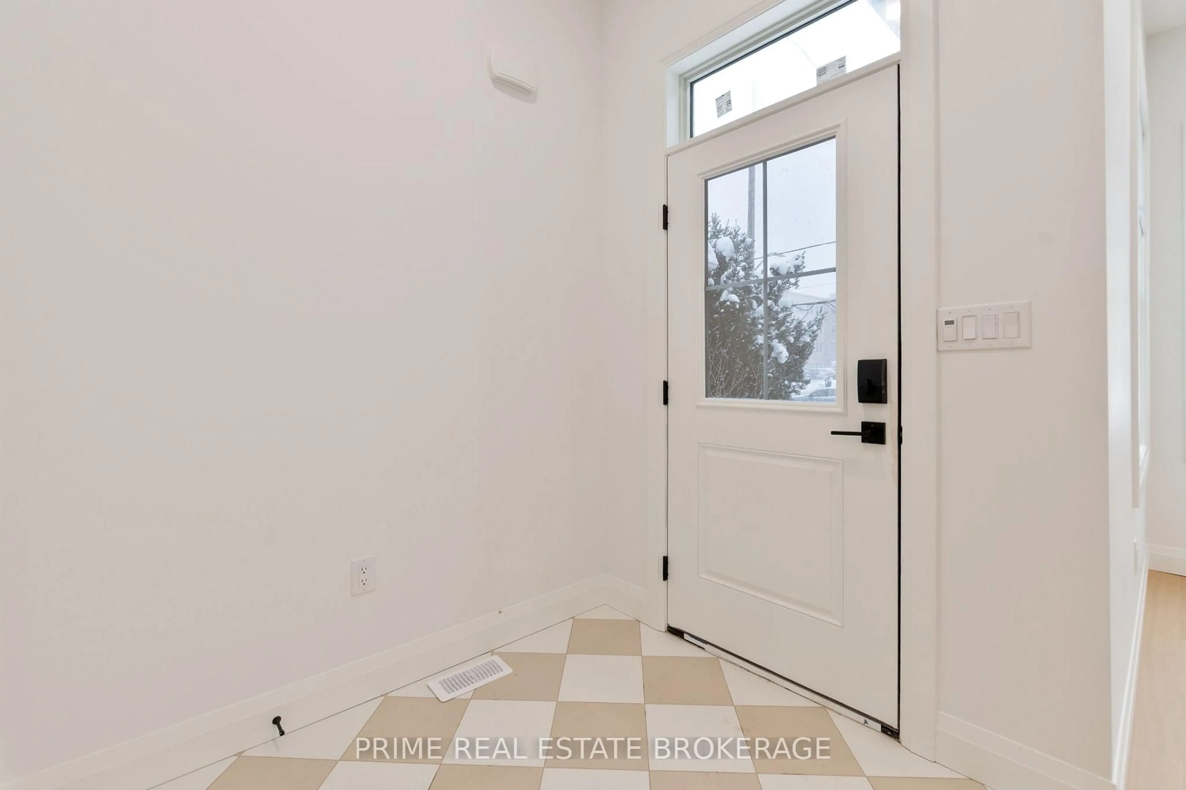 Indoor entryway for 247 Victoria St, London East Ontario N6A 2C3