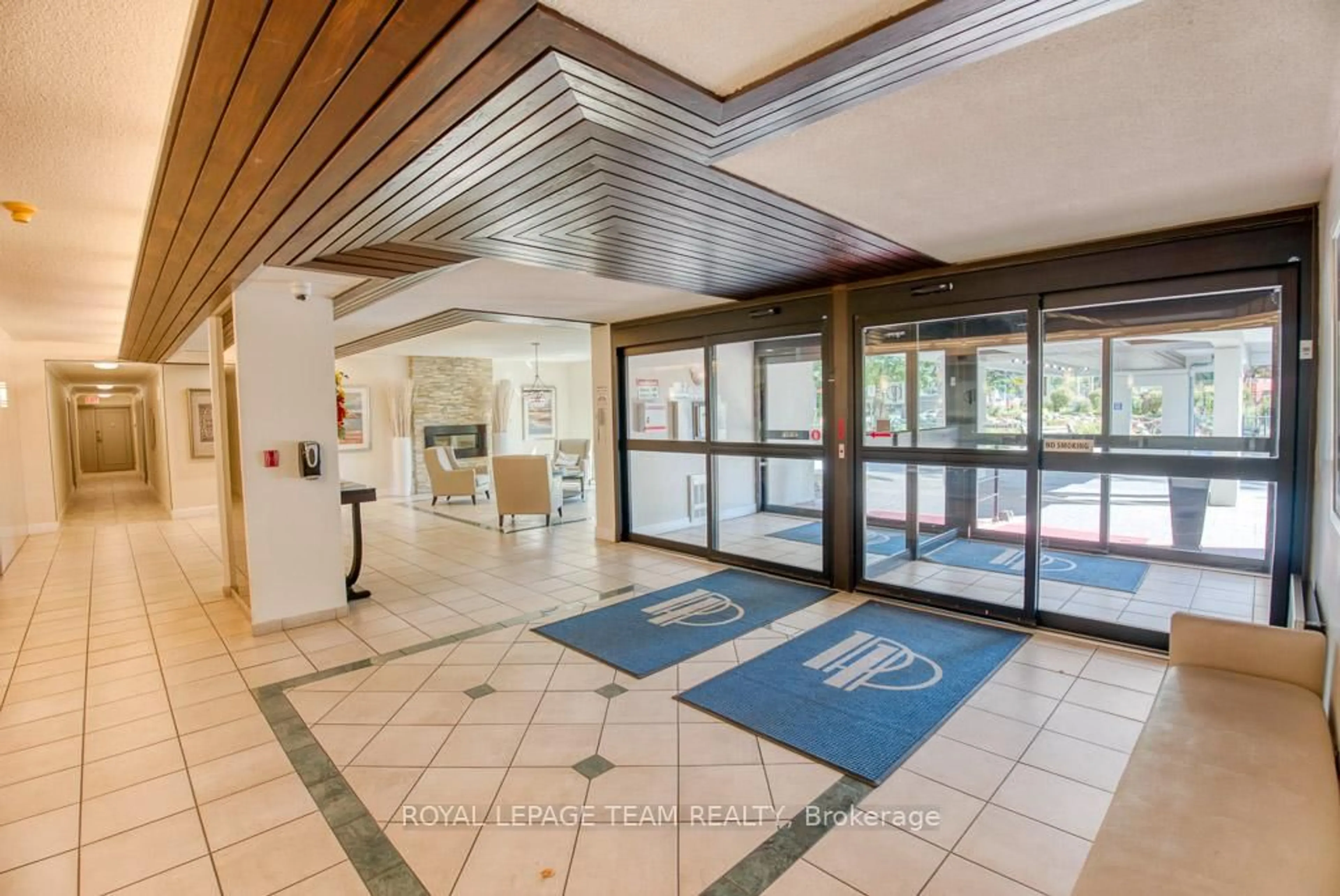 Indoor foyer for 1025 Richmond Rd #2201, Ottawa Ontario K2B 8G8