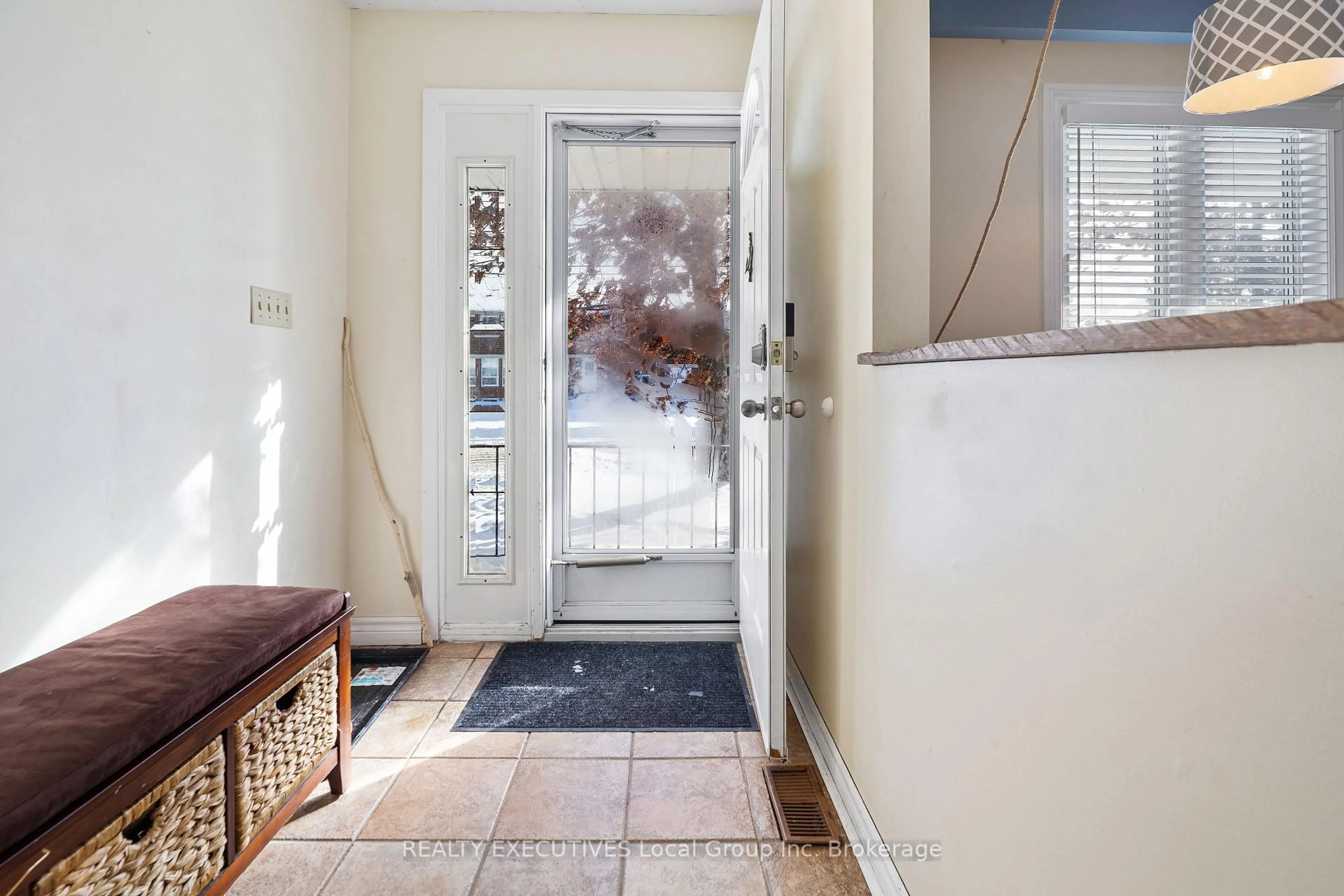 Indoor entryway for 10 MANITOU St, North Bay Ontario P1A 1P4