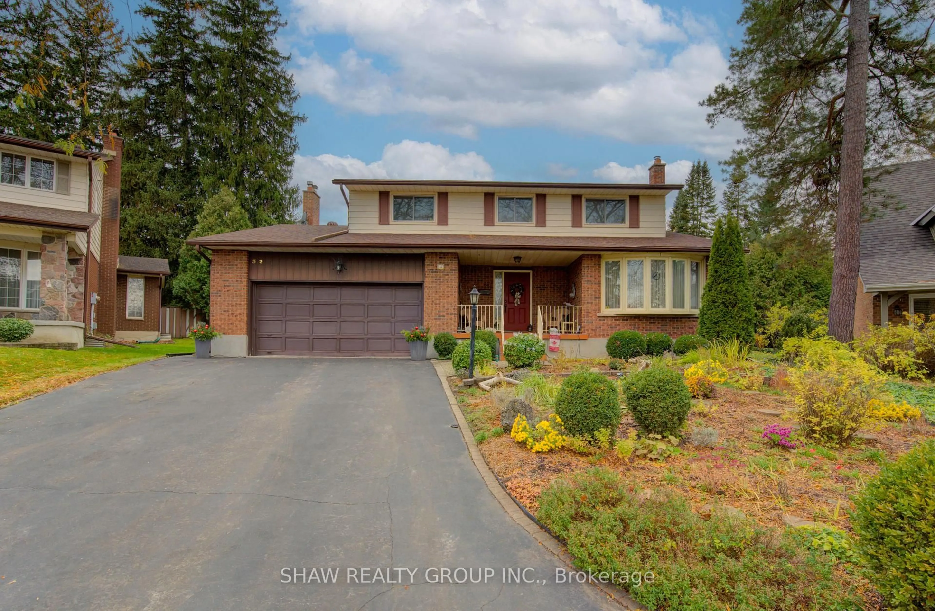 Home with brick exterior material, street for 32 Brookview Crt, Kitchener Ontario N2A 2Y6