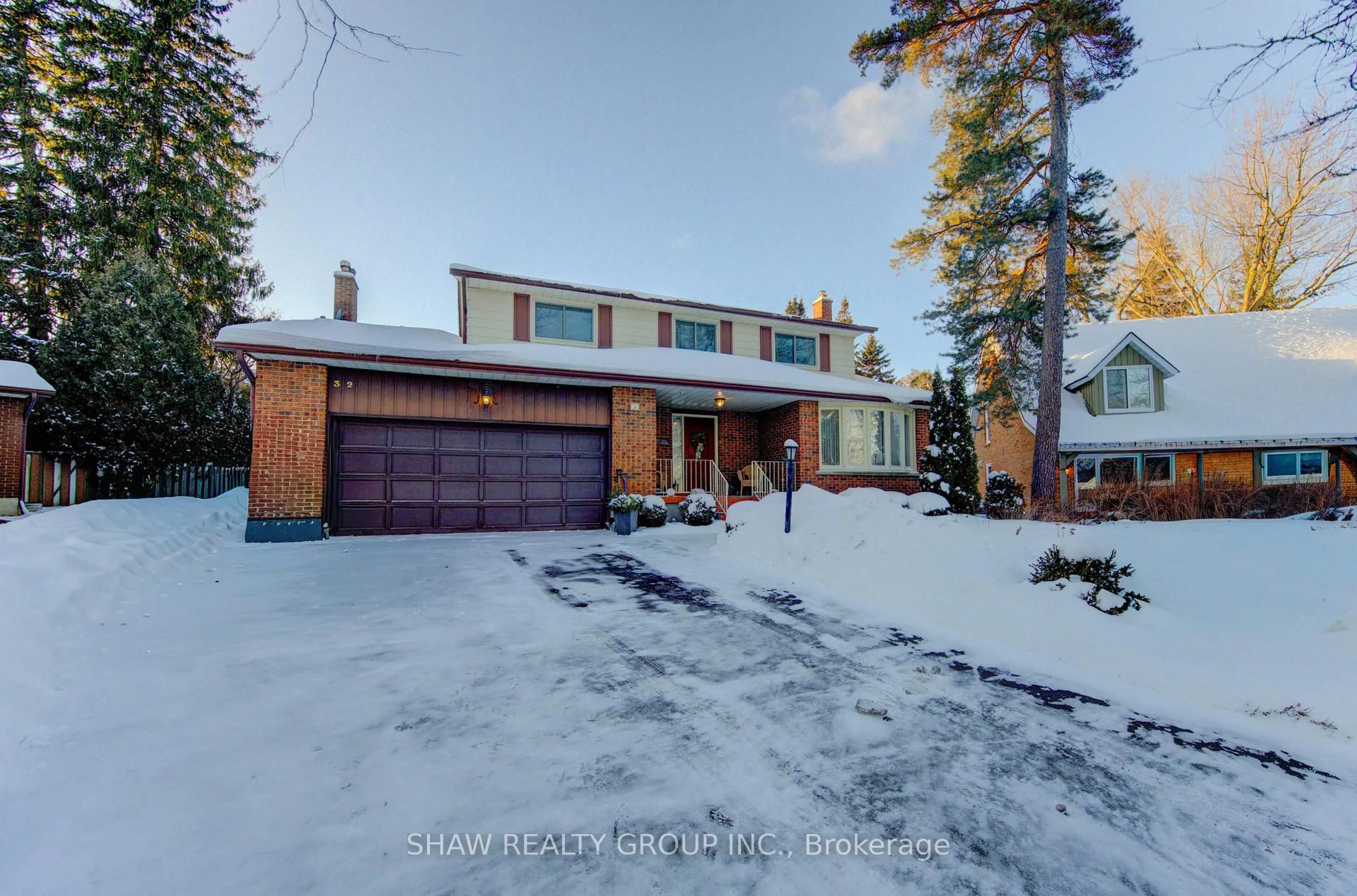 A pic from outside/outdoor area/front of a property/back of a property/a pic from drone, street for 32 Brookview Crt, Kitchener Ontario N2A 2Y6