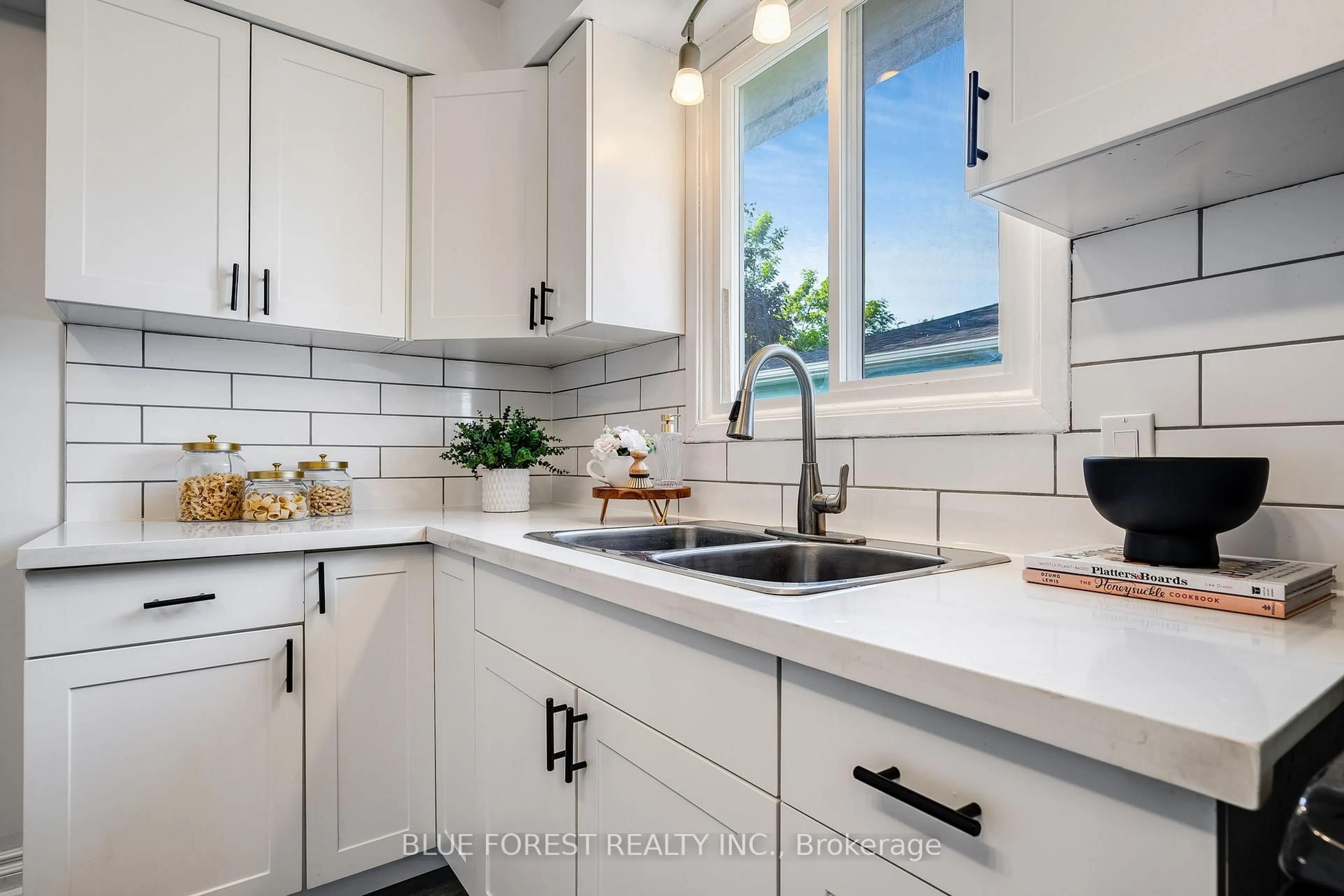 Open concept kitchen, ceramic/tile floor for 69 Bridlepath Rd, Chatham-Kent Ontario N8A 4Y2