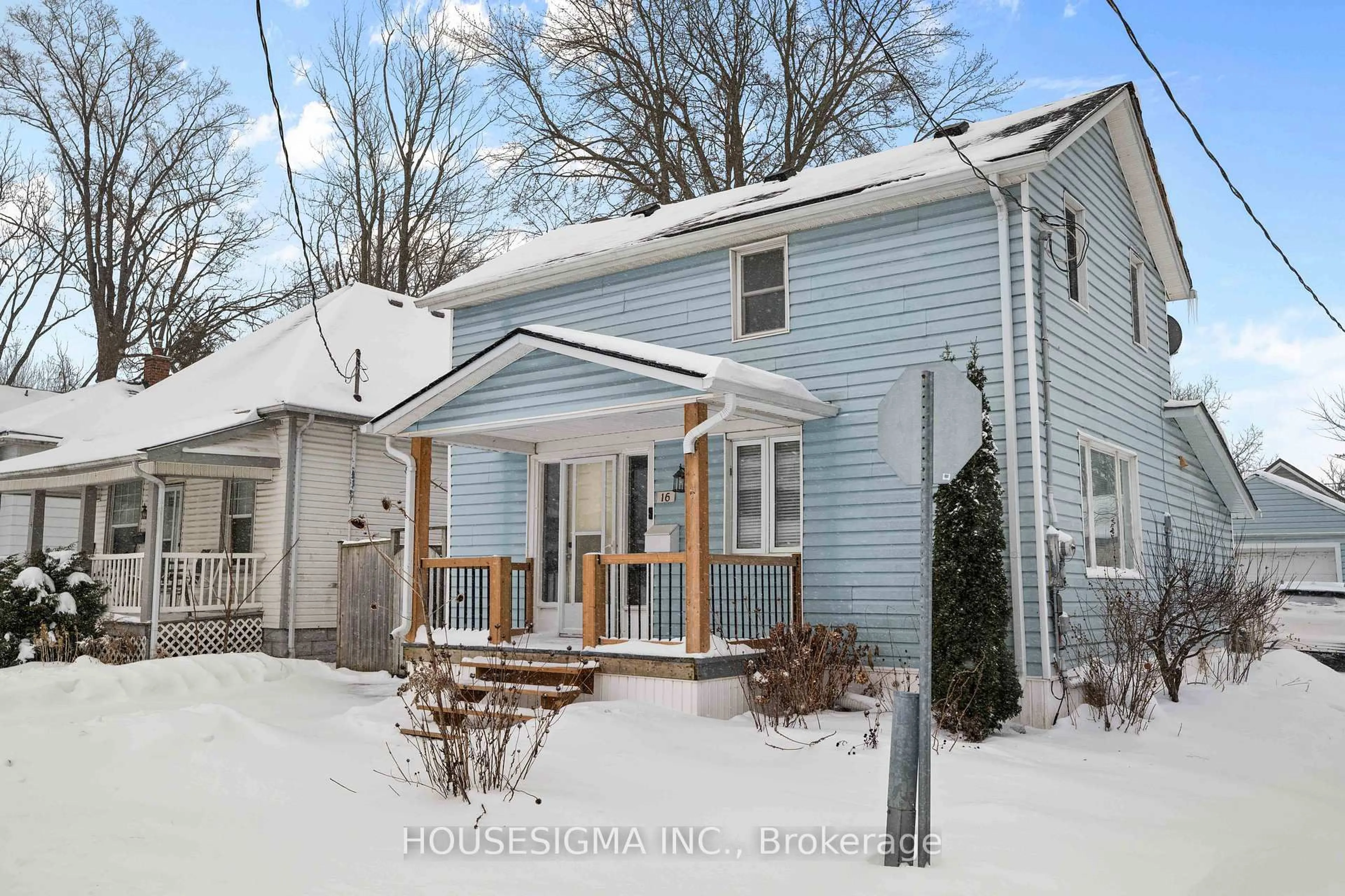 Home with vinyl exterior material, street for 16 Centre St, St. Thomas Ontario N5R 2Z2