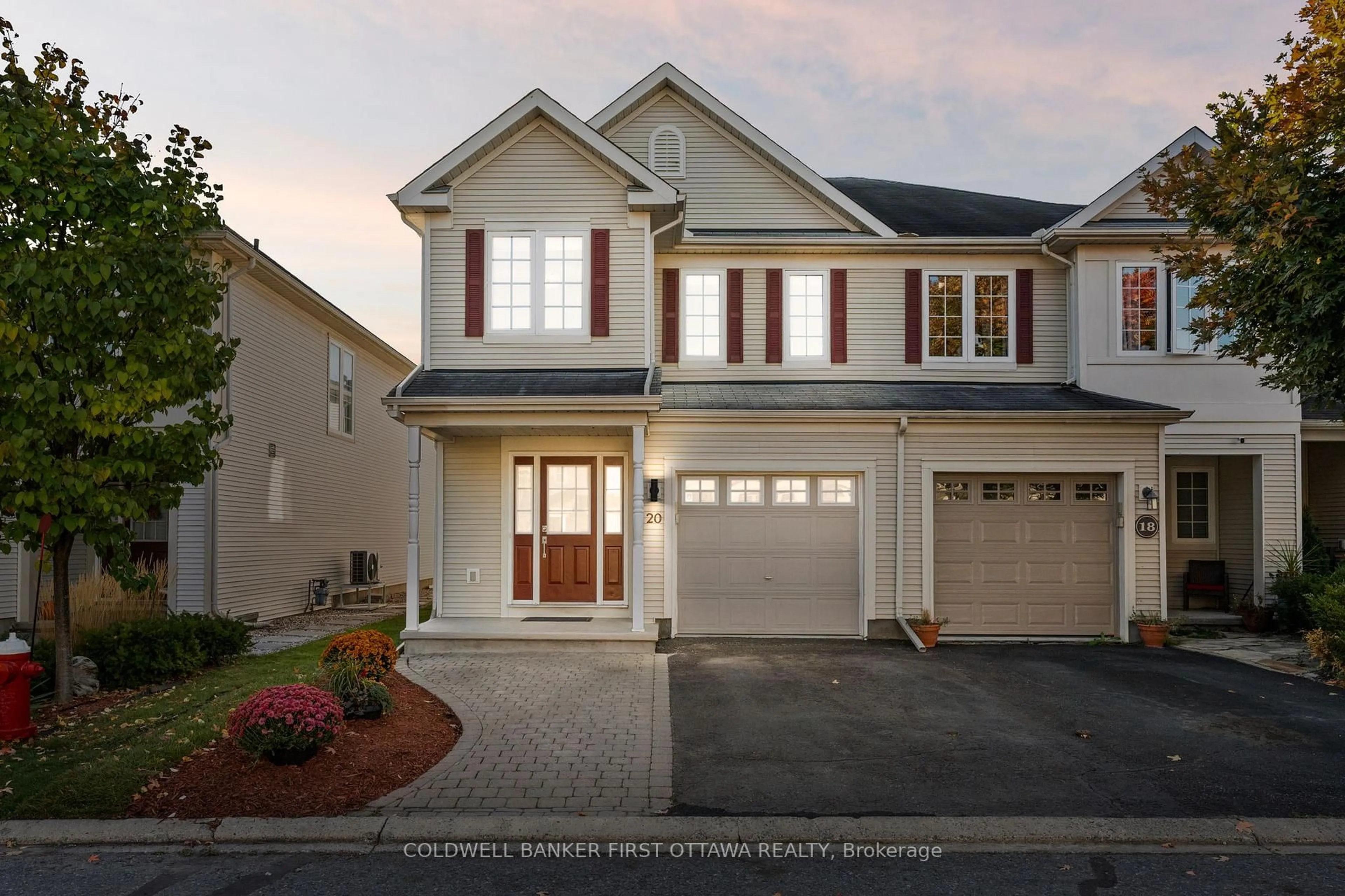 Home with vinyl exterior material, street for 20 Fieldberry Private, Ottawa Ontario K2J 5E8