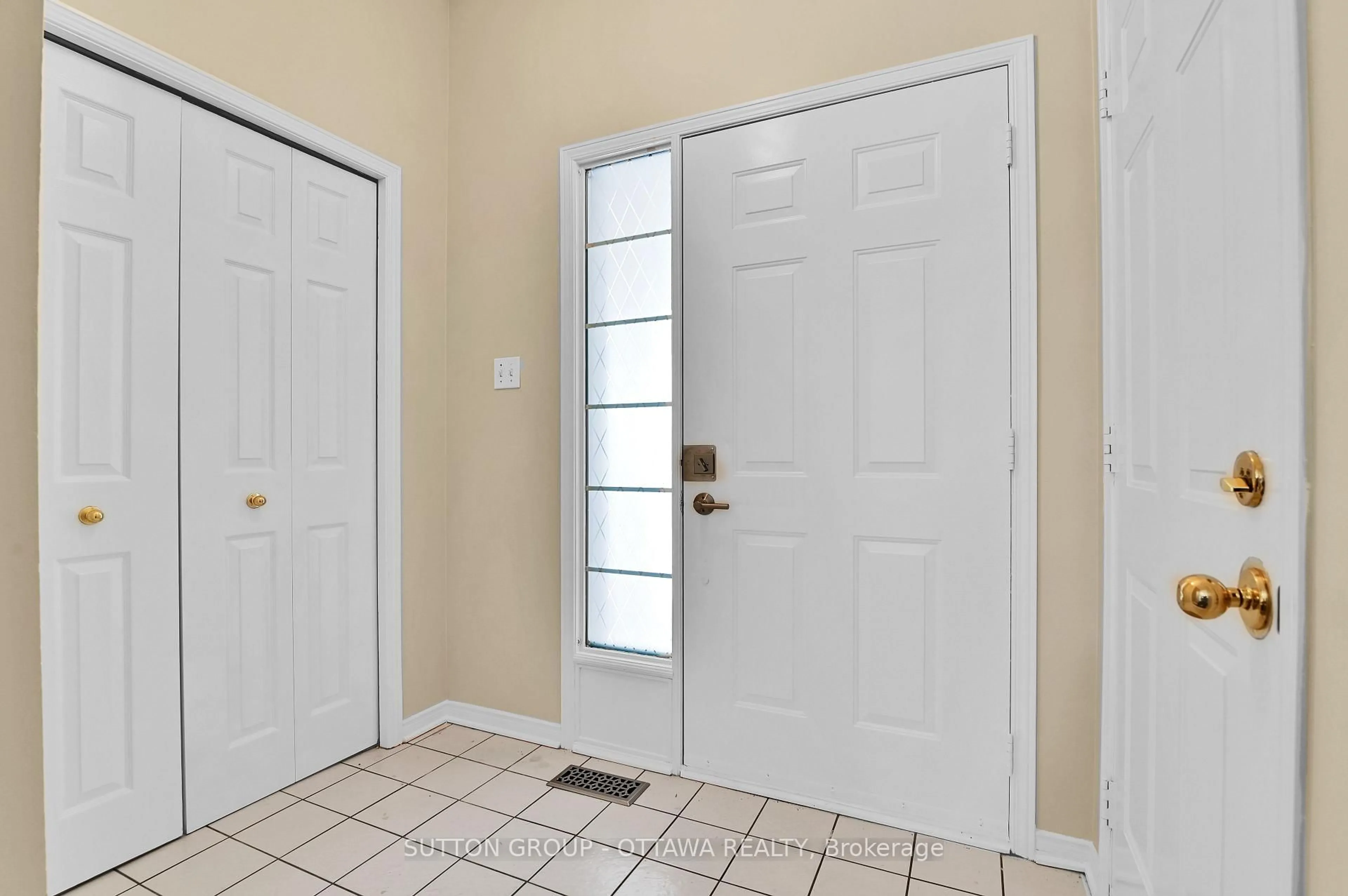 Indoor entryway for 107 Jackman Terr, Kanata Ontario K2L 4C9