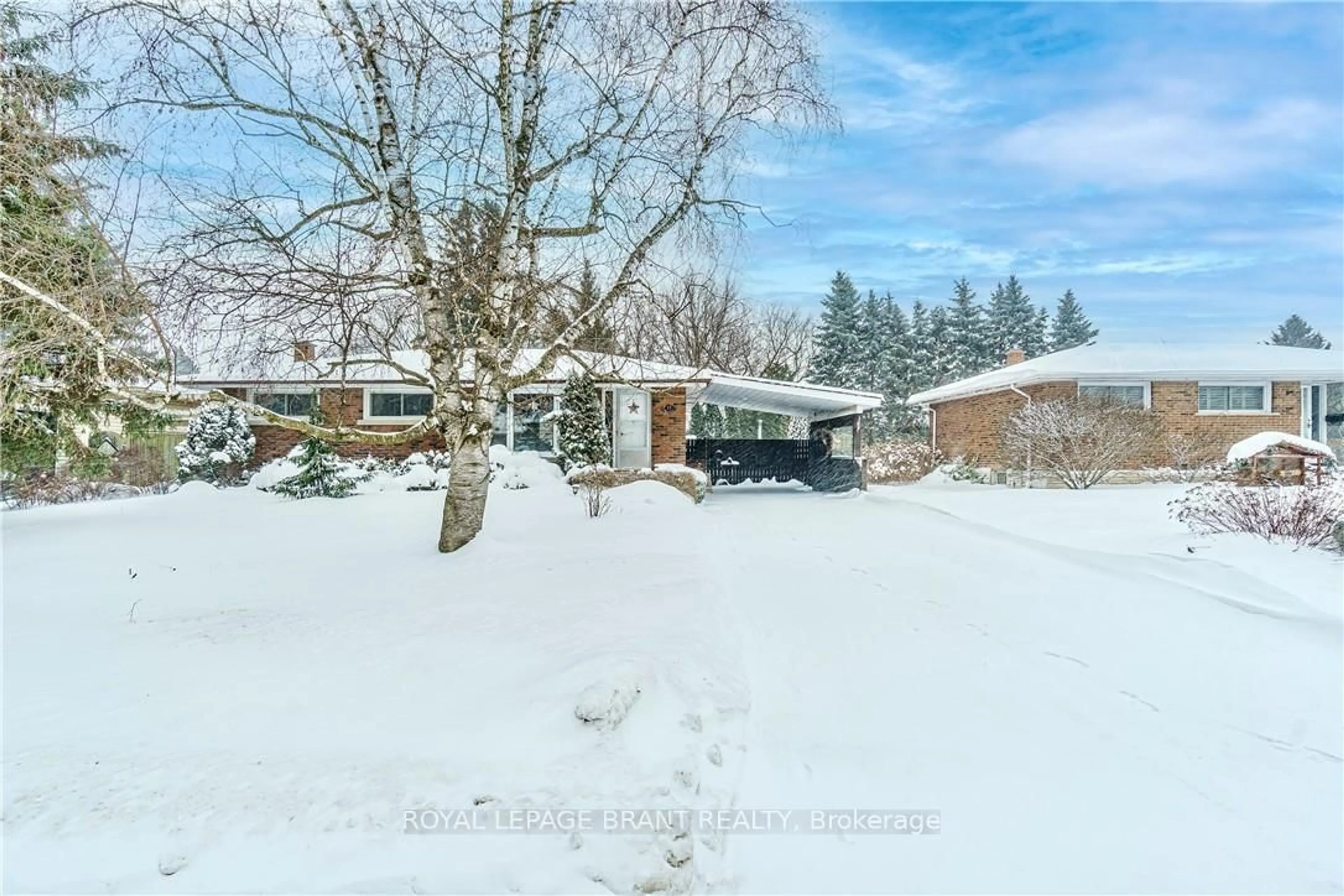 A pic from outside/outdoor area/front of a property/back of a property/a pic from drone, street for 35 FORSYTHE Ave, Brantford Ontario N3R 3L5