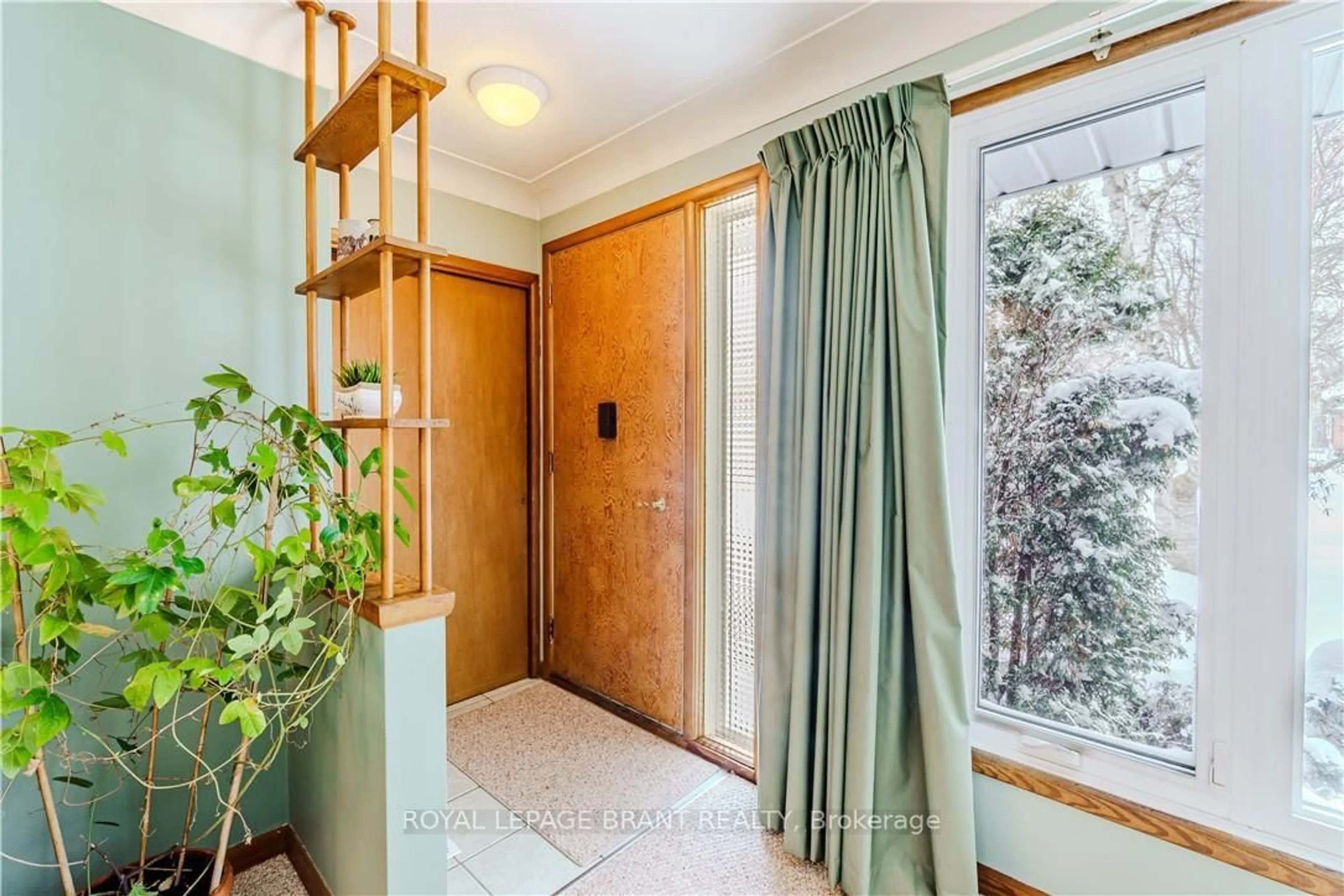 Indoor entryway for 35 FORSYTHE Ave, Brantford Ontario N3R 3L5