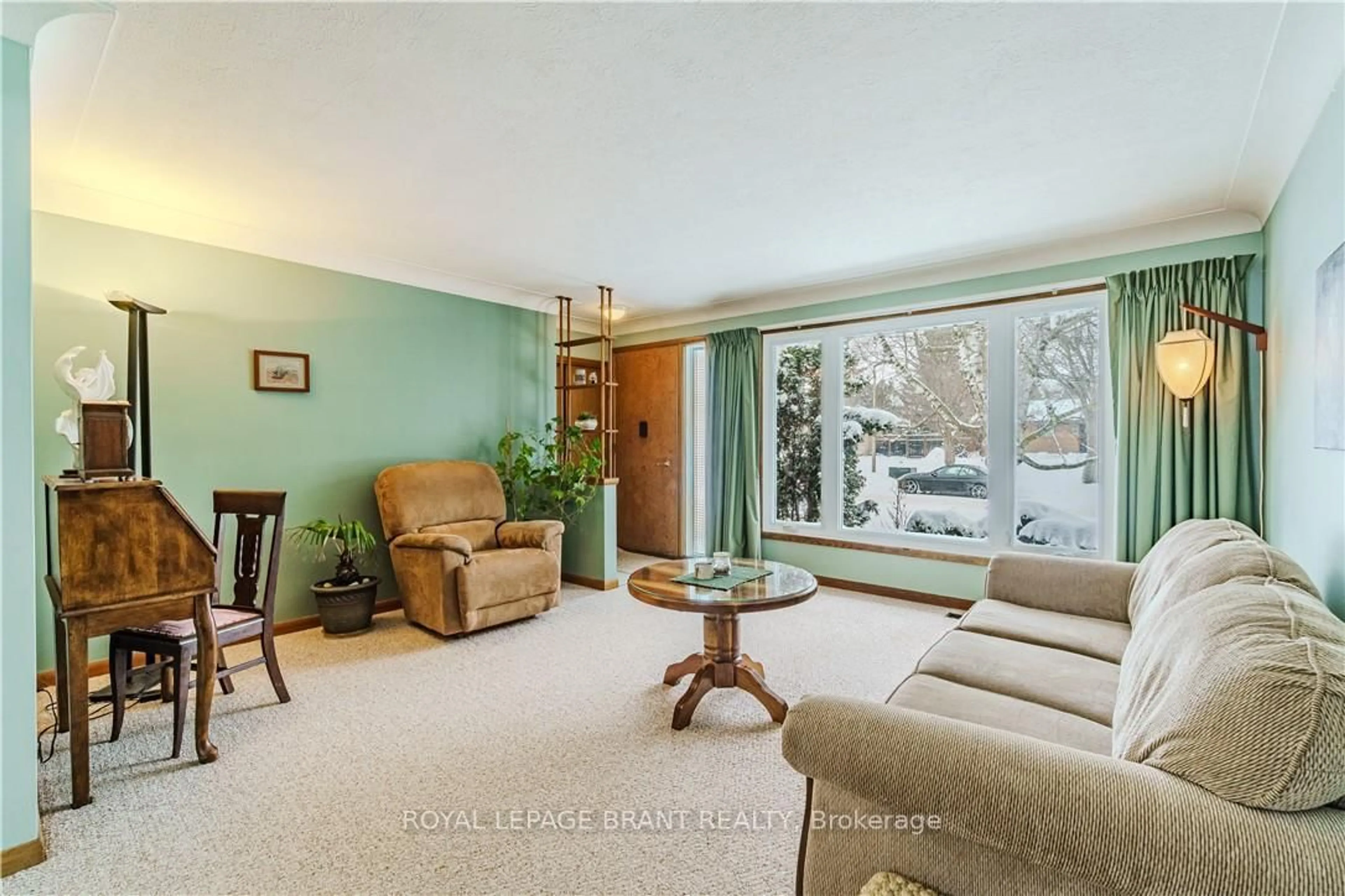 Living room with furniture, unknown for 35 FORSYTHE Ave, Brantford Ontario N3R 3L5