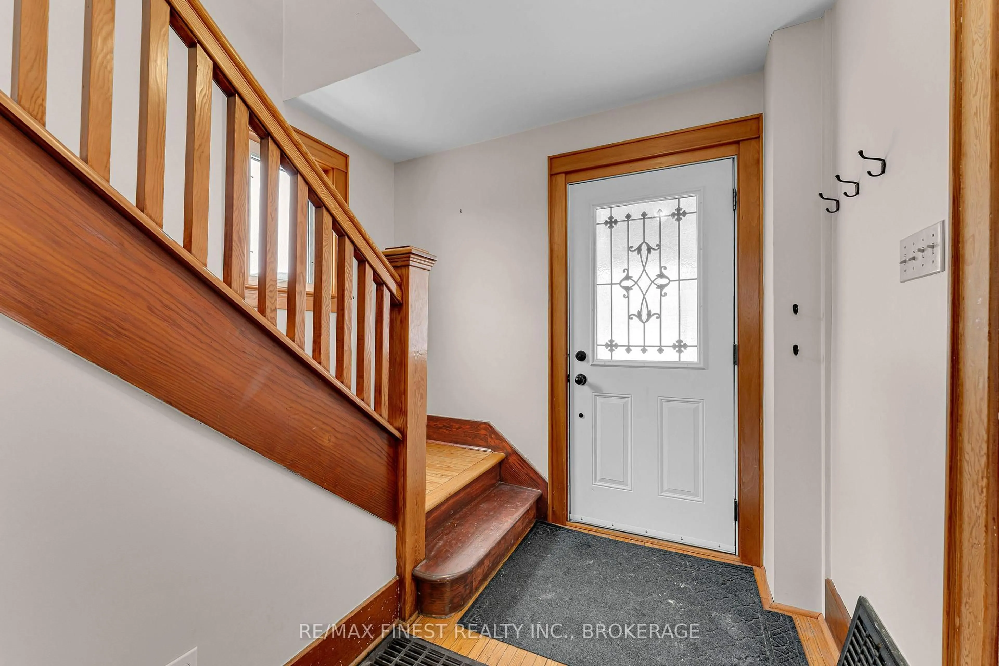 Indoor entryway for 55 Lansdowne St, Kingston Ontario K7K 4E4