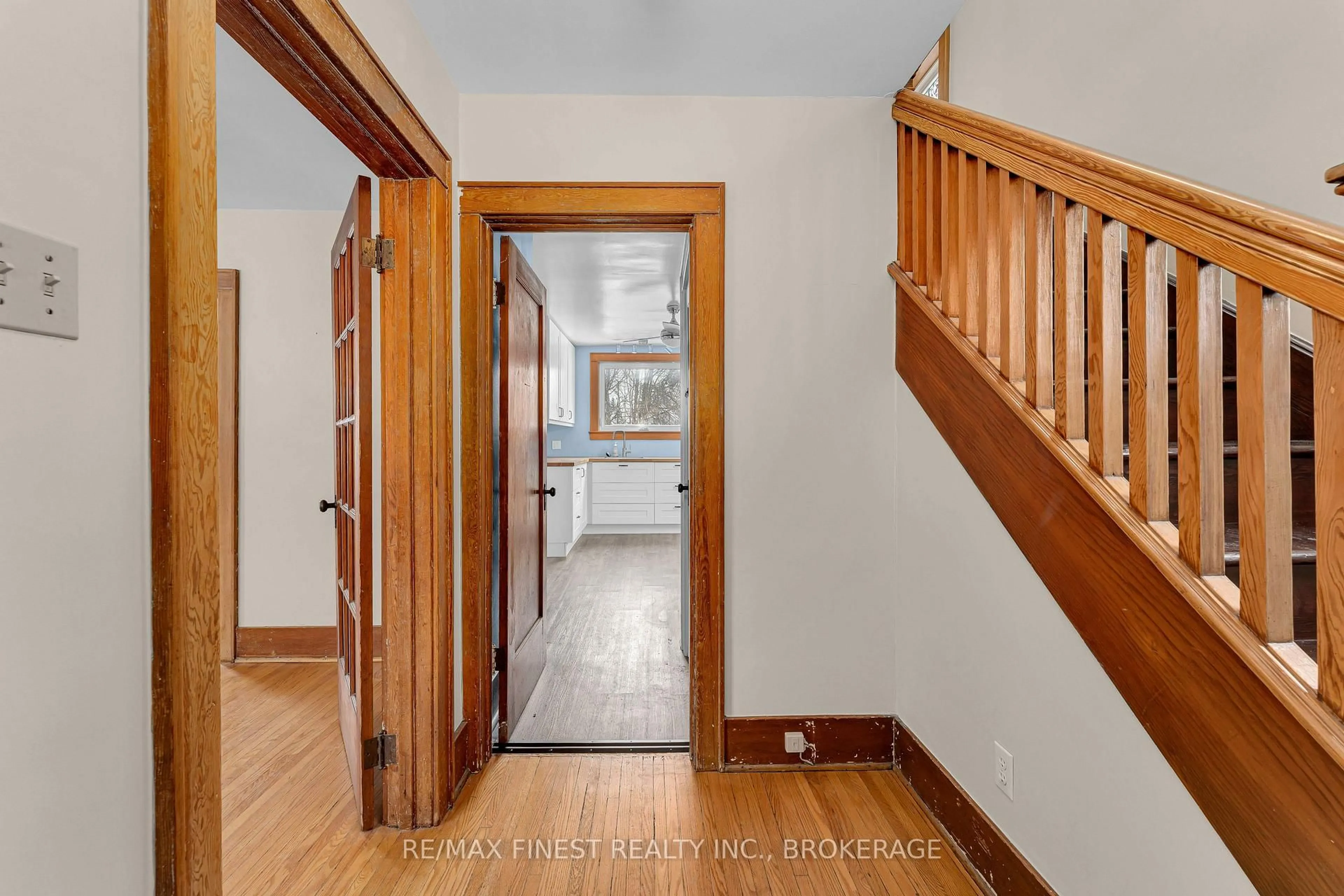 Indoor foyer for 55 Lansdowne St, Kingston Ontario K7K 4E4