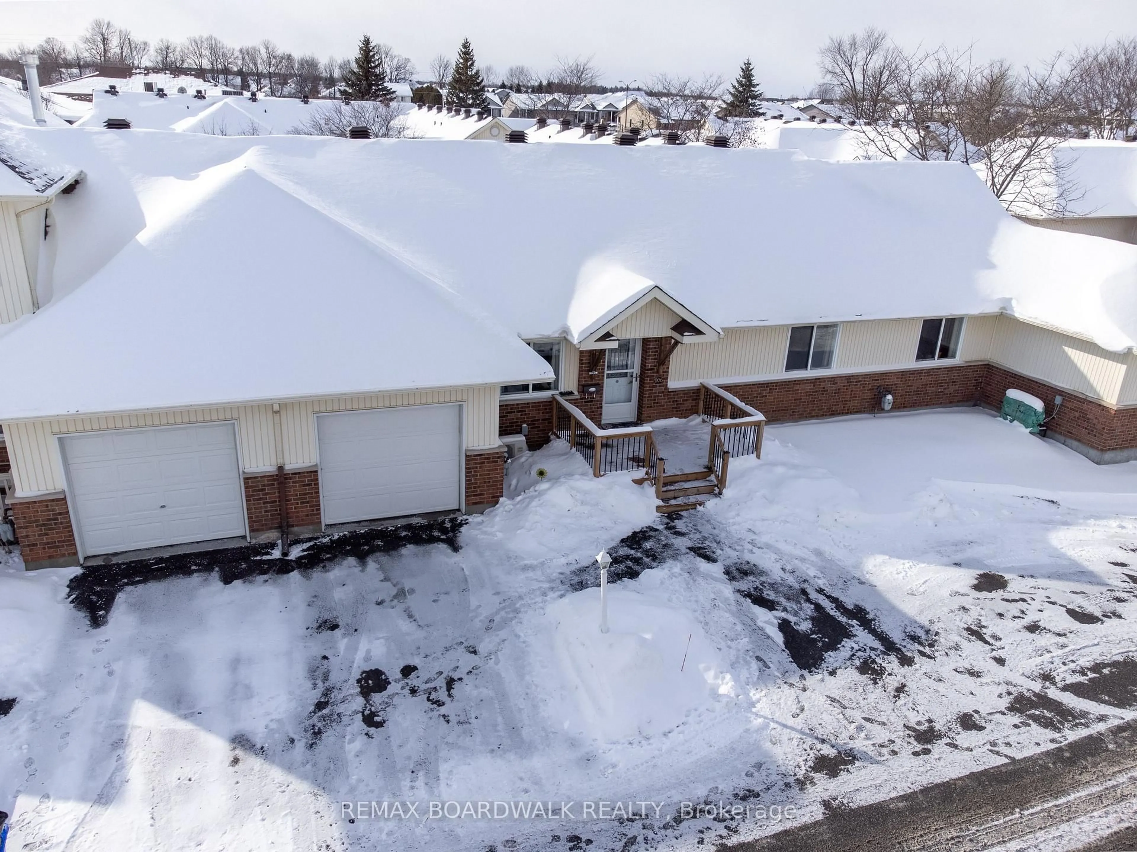 A pic from outside/outdoor area/front of a property/back of a property/a pic from drone, unknown for 206 Oak Leaf Private, Richmond Ontario K0A 2Z0