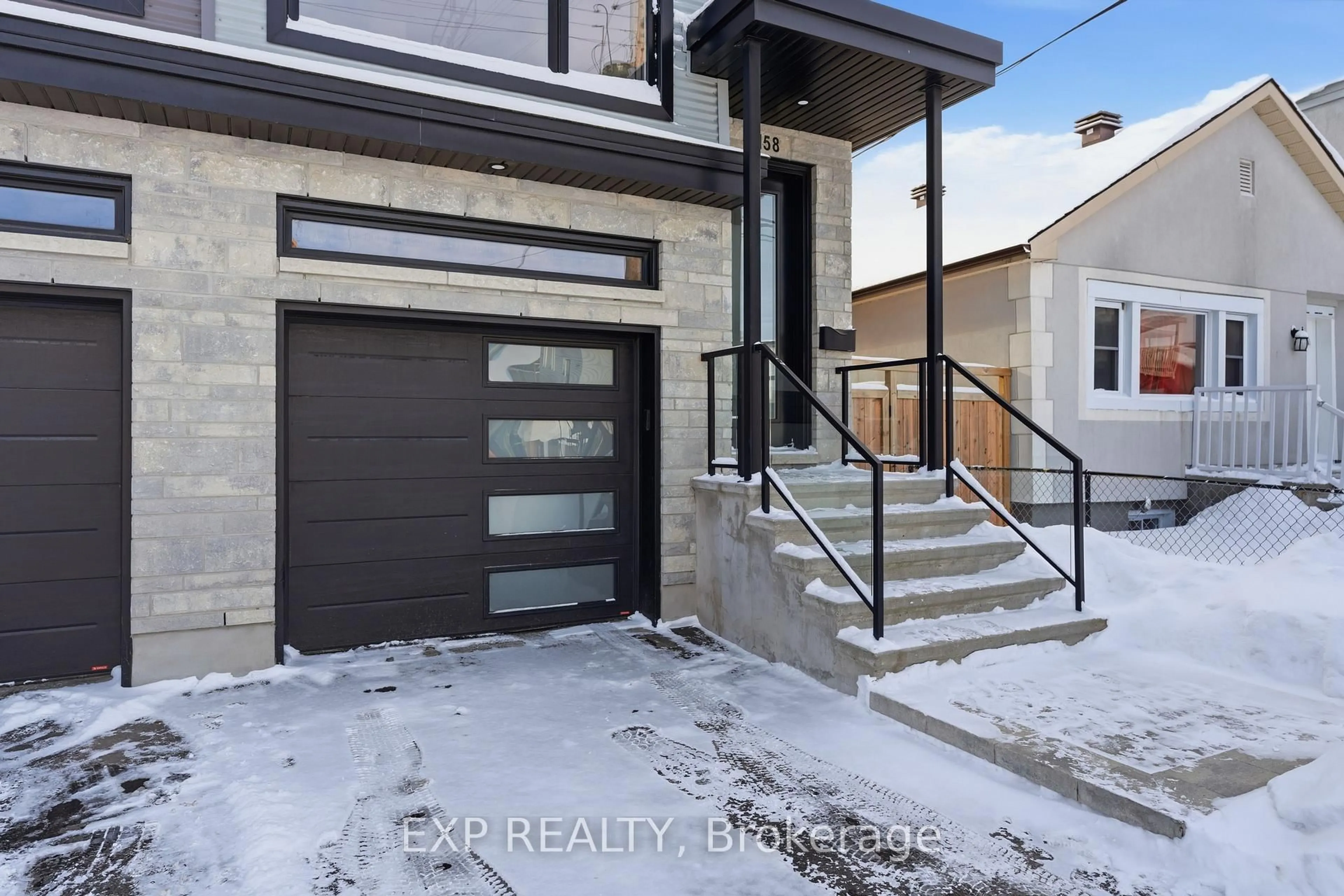Indoor entryway for 158 Marier Ave, Ottawa Ontario K1L 5S1