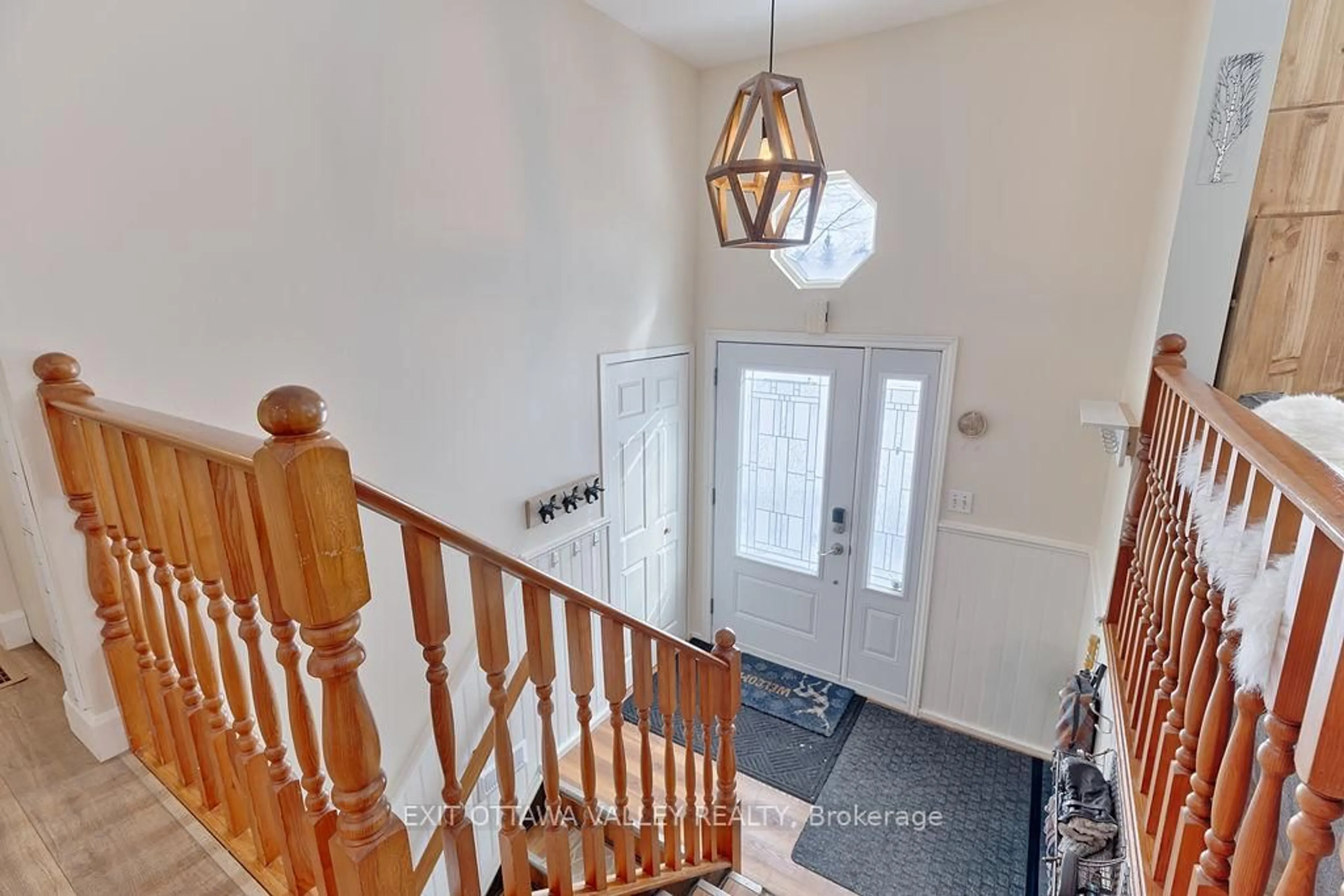 Indoor foyer for 23 Lisa Cres, Petawawa Ontario K8H 2Z8