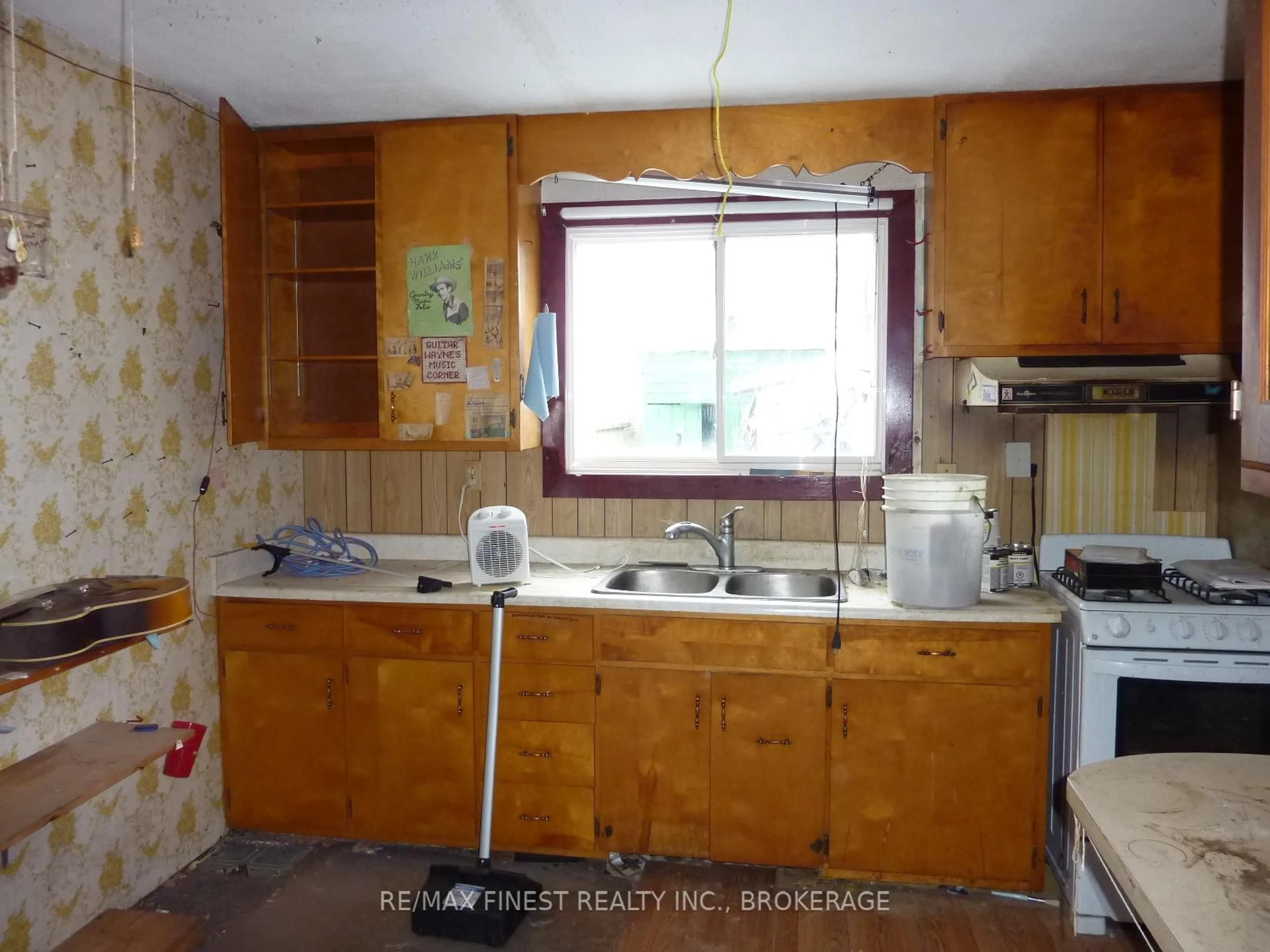 Standard kitchen, unknown for 32 Connaught St, Kingston Ontario K7K 4W2
