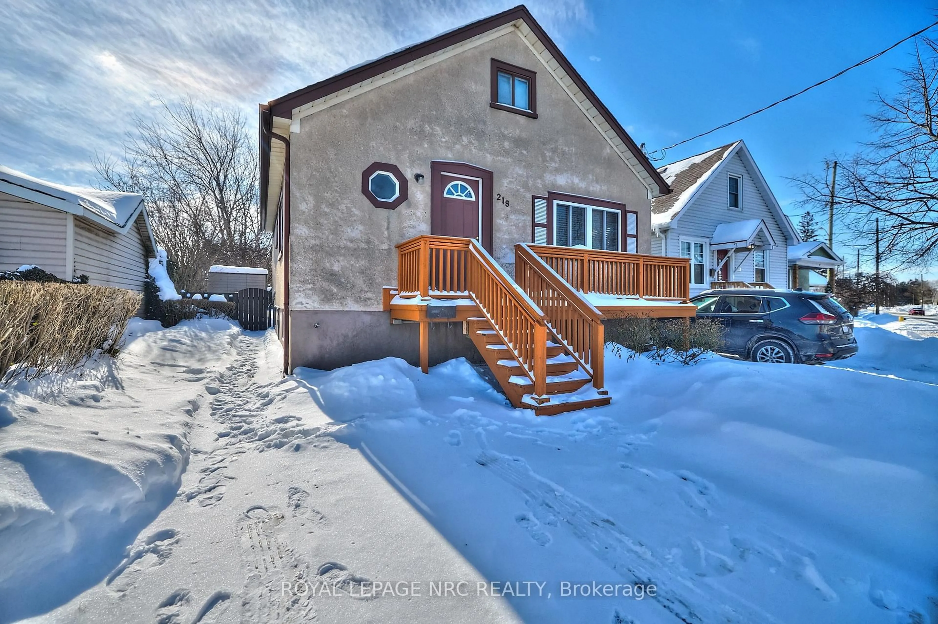 A pic from outside/outdoor area/front of a property/back of a property/a pic from drone, street for 218 Carlton St, St. Catharines Ontario L2R 1S7