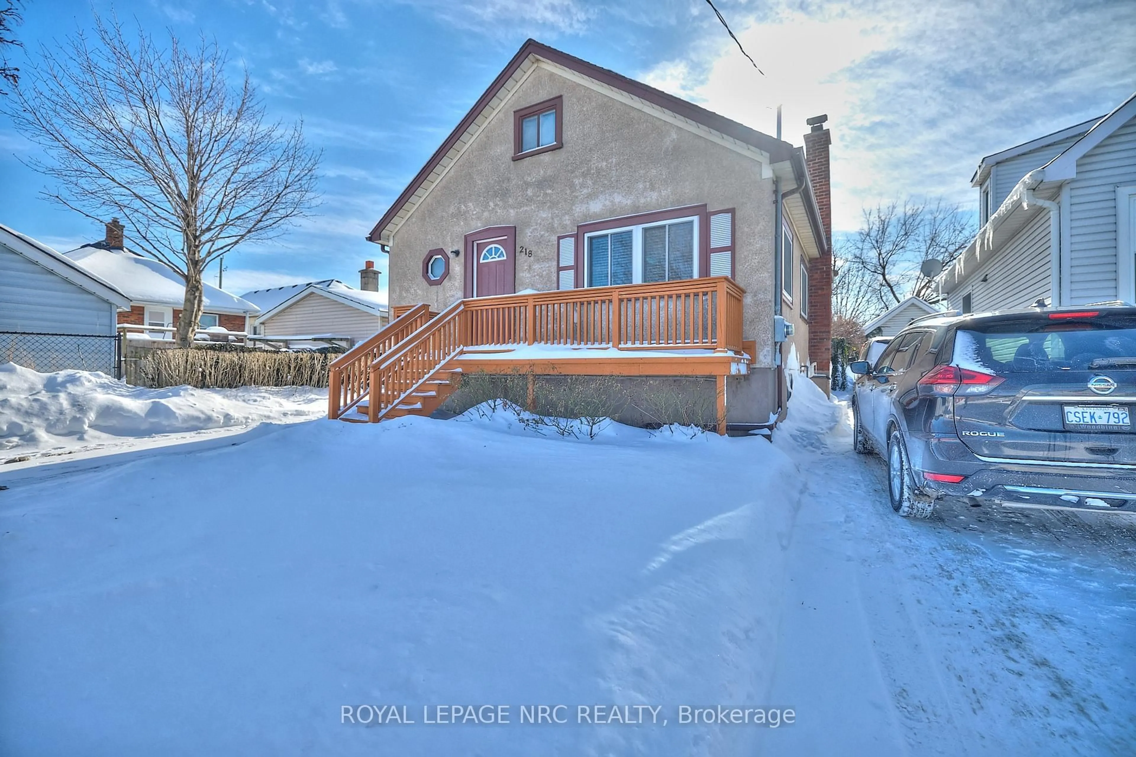 A pic from outside/outdoor area/front of a property/back of a property/a pic from drone, street for 218 Carlton St, St. Catharines Ontario L2R 1S7
