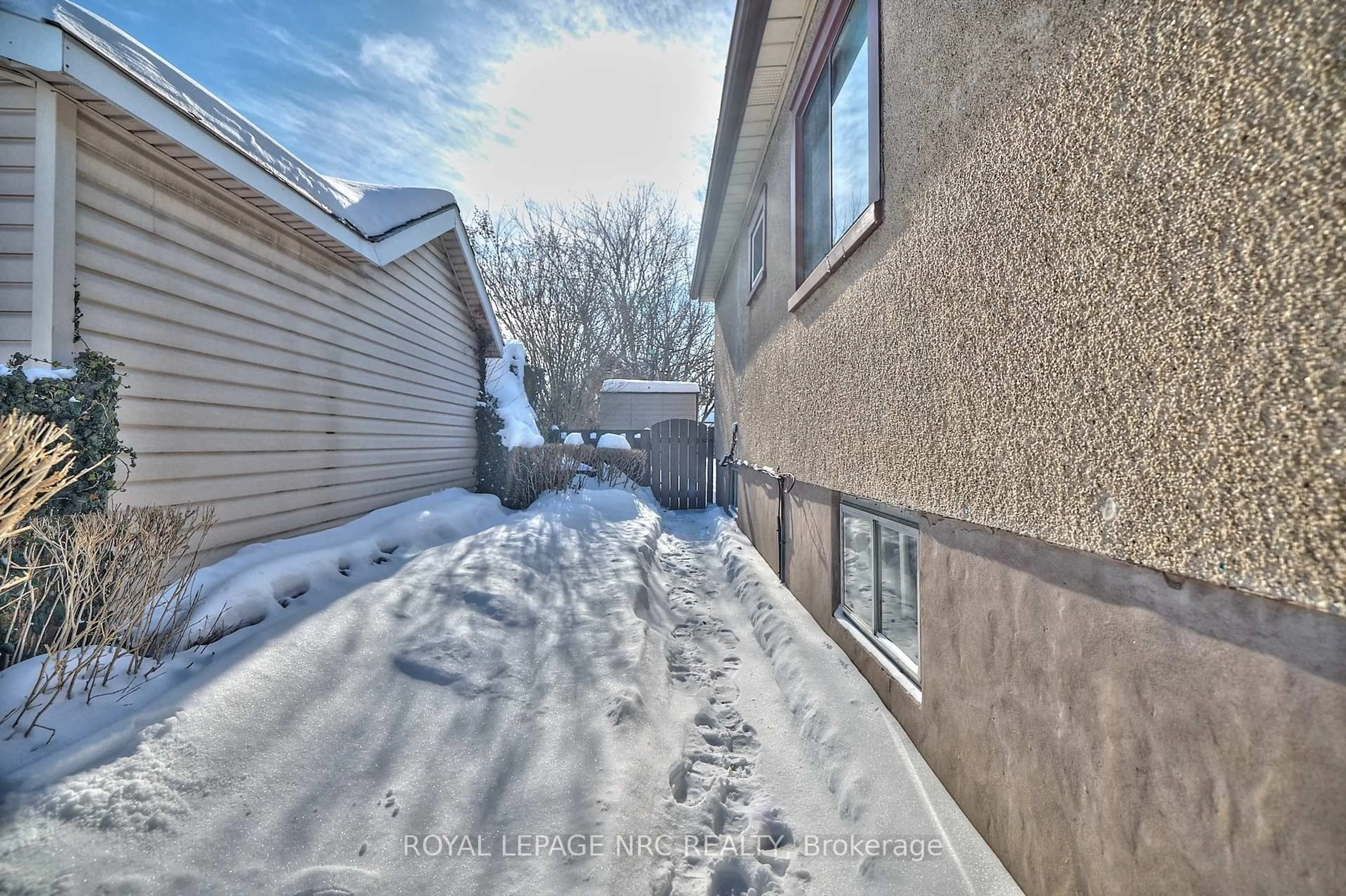 A pic from outside/outdoor area/front of a property/back of a property/a pic from drone, street for 218 Carlton St, St. Catharines Ontario L2R 1S7