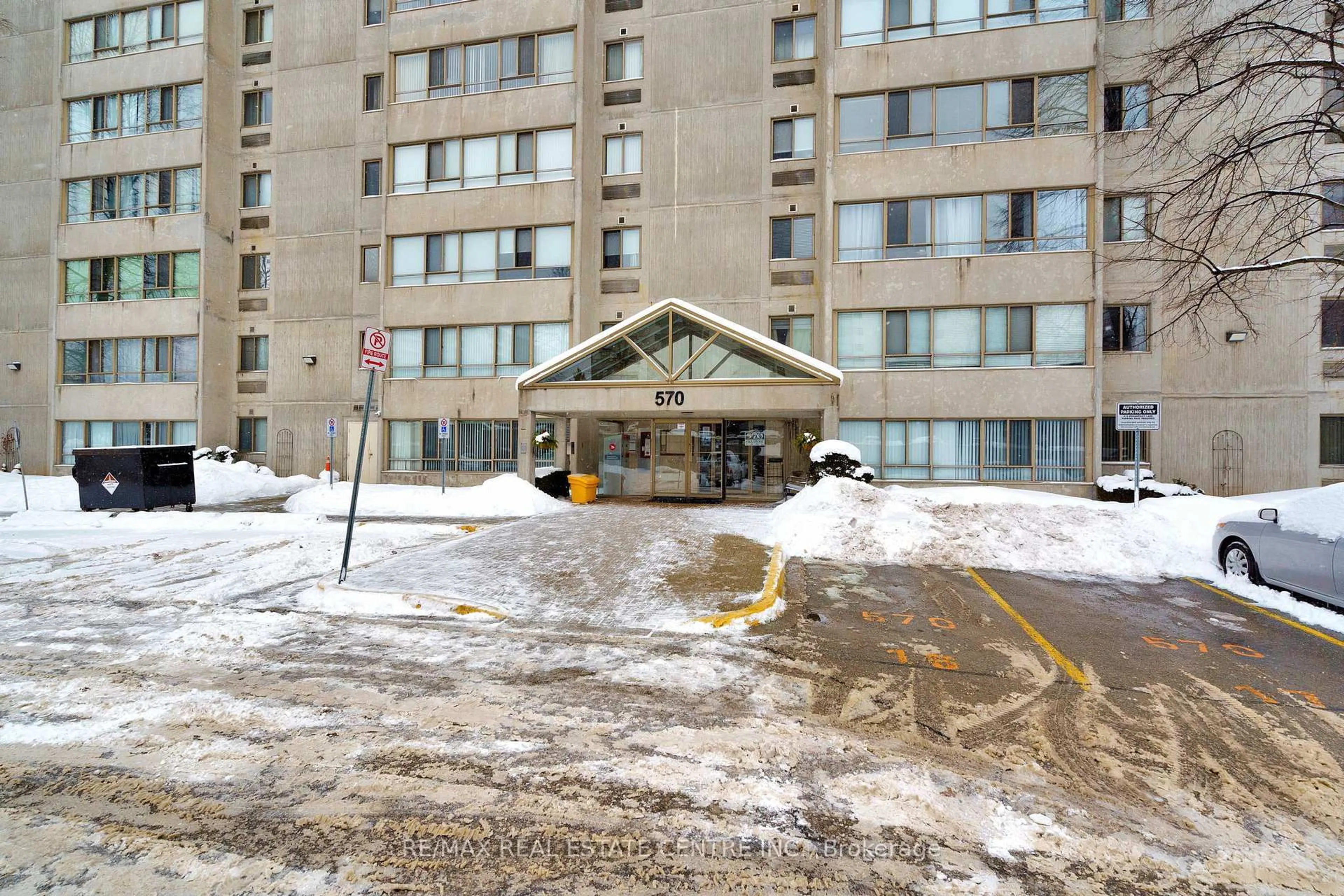 Indoor foyer for 570 Proudfoot Lane #110, London North Ontario N6H 4Z1