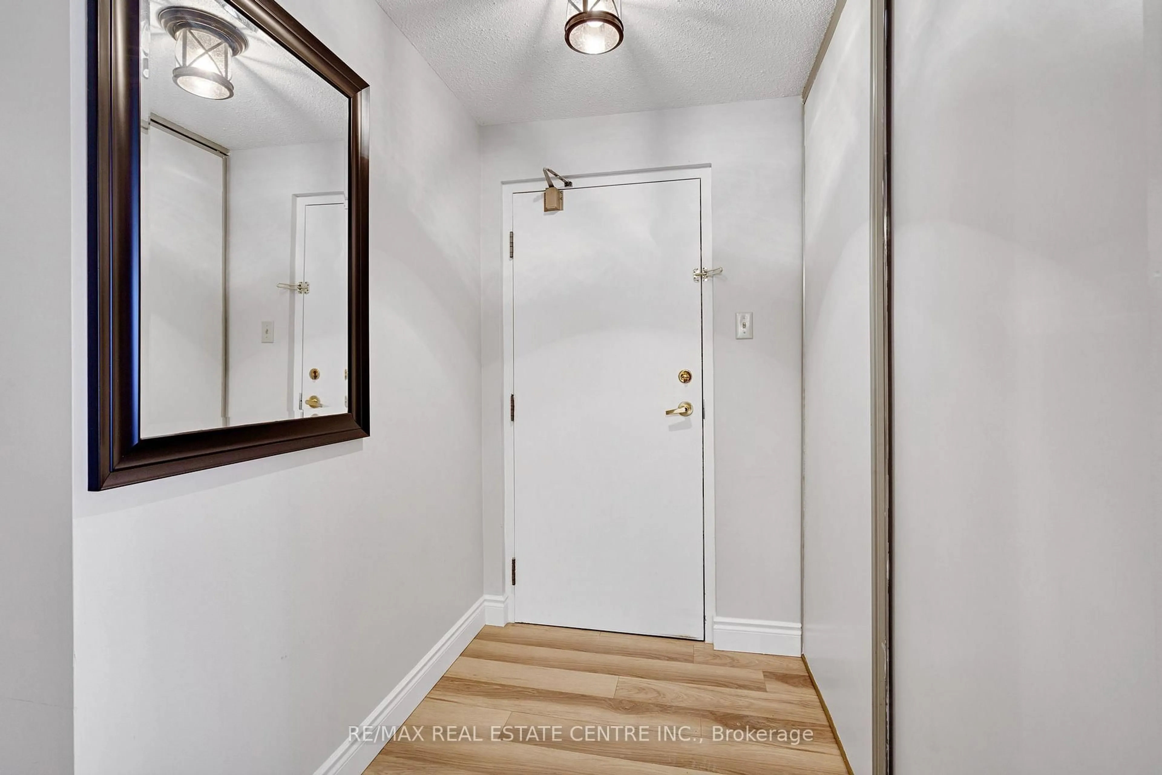 Indoor entryway for 570 Proudfoot Lane #110, London North Ontario N6H 4Z1