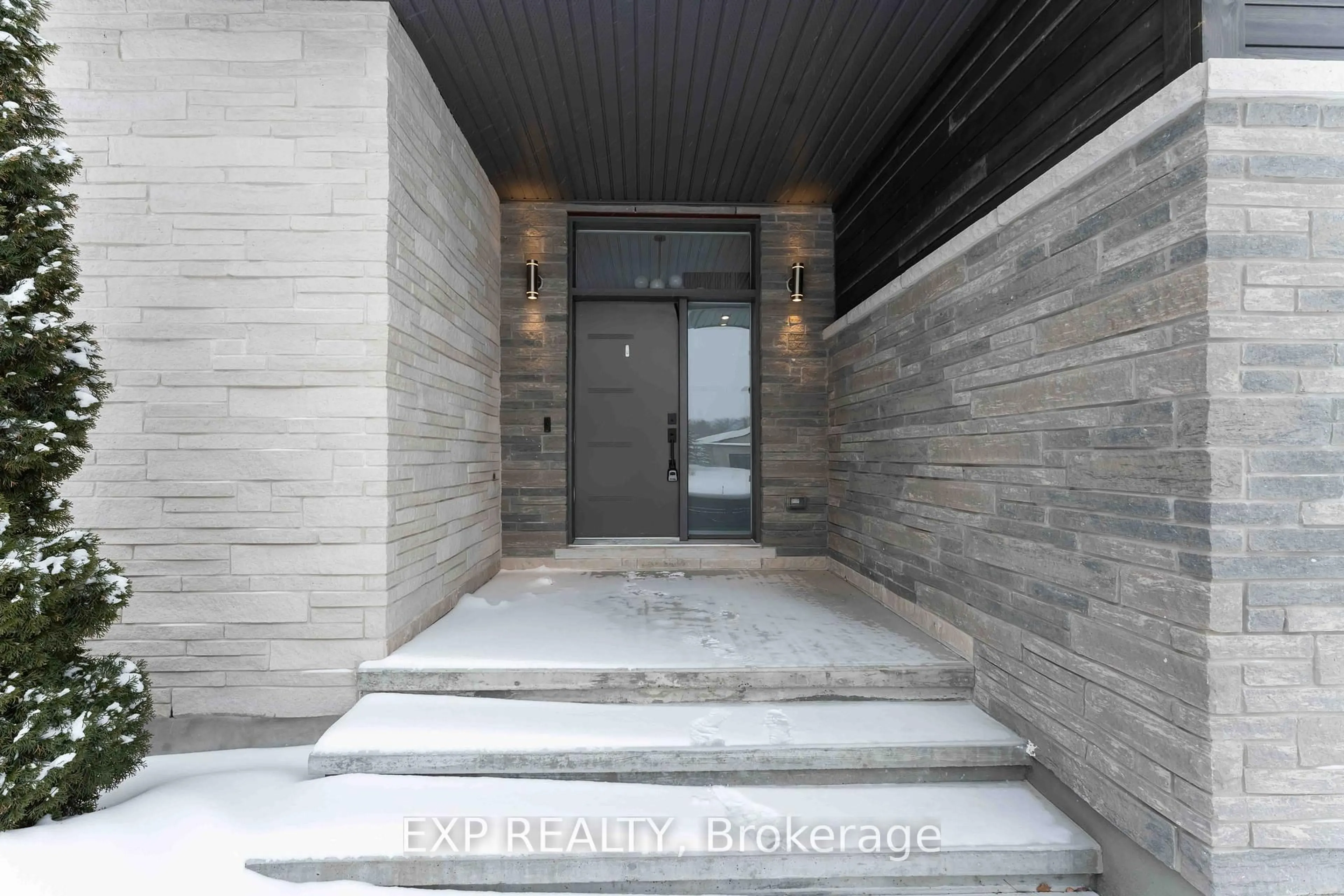 Indoor foyer for 1961 CEDARLAKES Way, Greely Ontario K4P 1P2