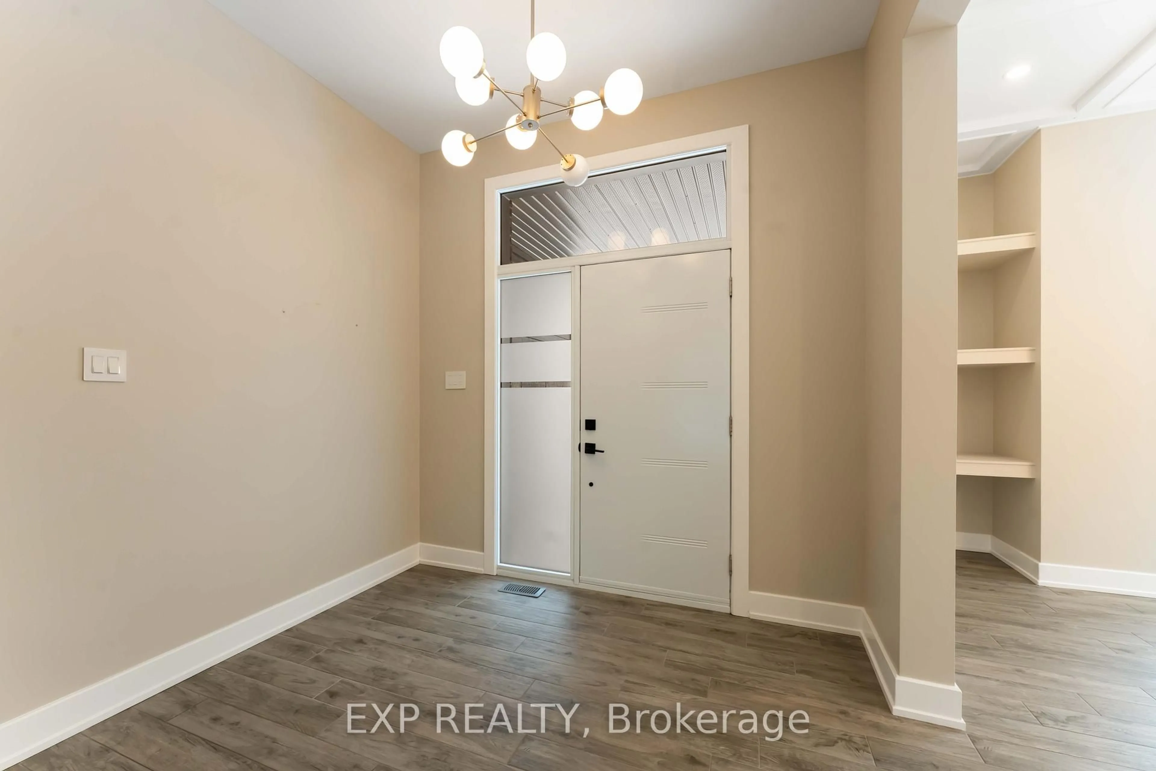 Indoor entryway for 1961 CEDARLAKES Way, Greely Ontario K4P 1P2