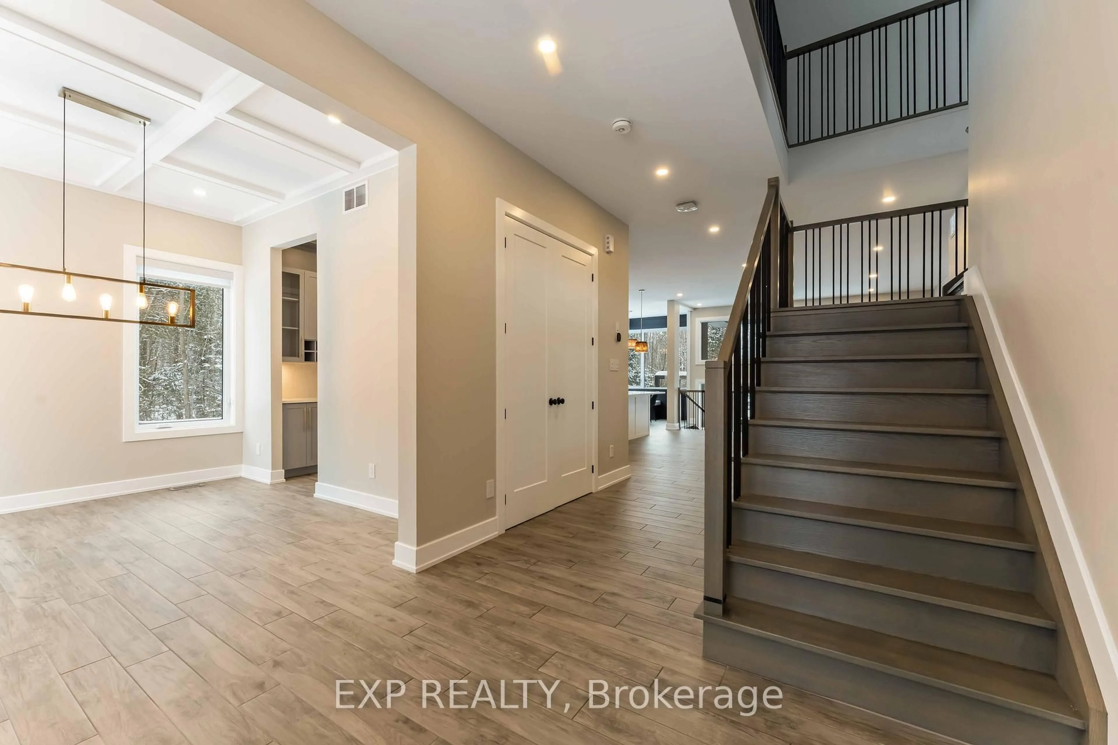 Indoor entryway for 1961 CEDARLAKES Way, Greely Ontario K4P 1P2