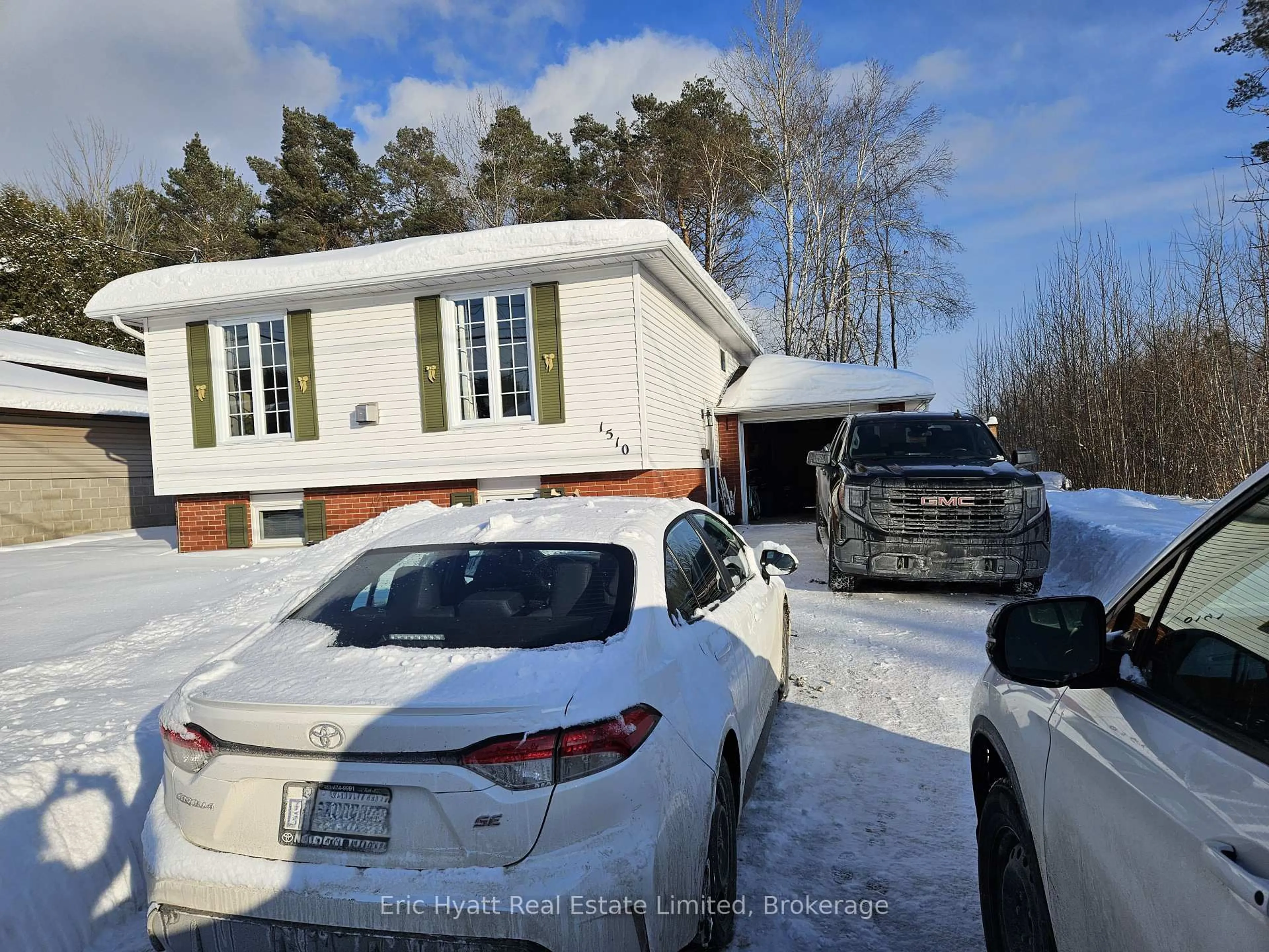 A pic from outside/outdoor area/front of a property/back of a property/a pic from drone, street for 1510 CHAPAIS Dr, North Bay Ontario P1B 6M4