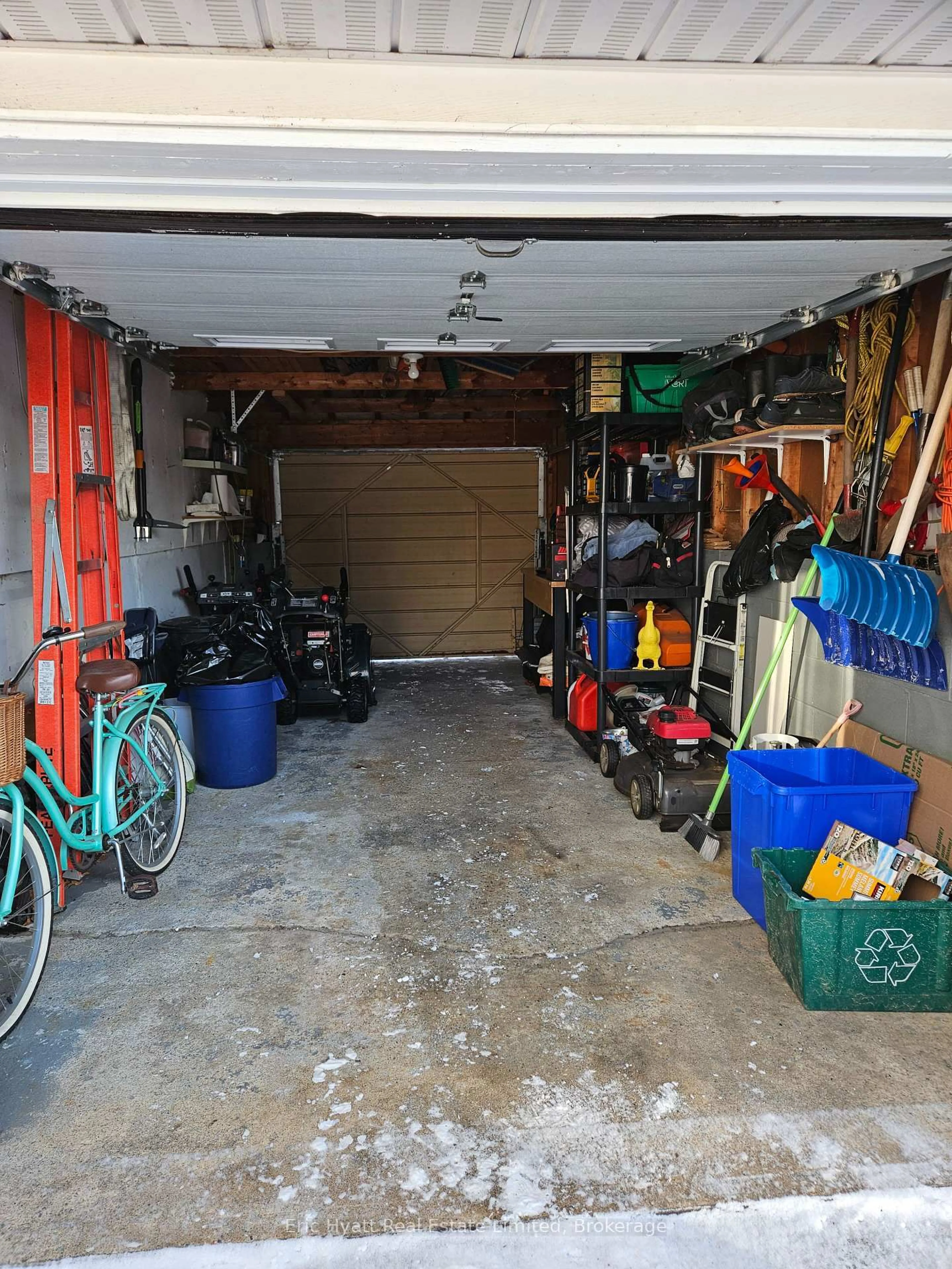 Indoor garage for 1510 CHAPAIS Dr, North Bay Ontario P1B 6M4