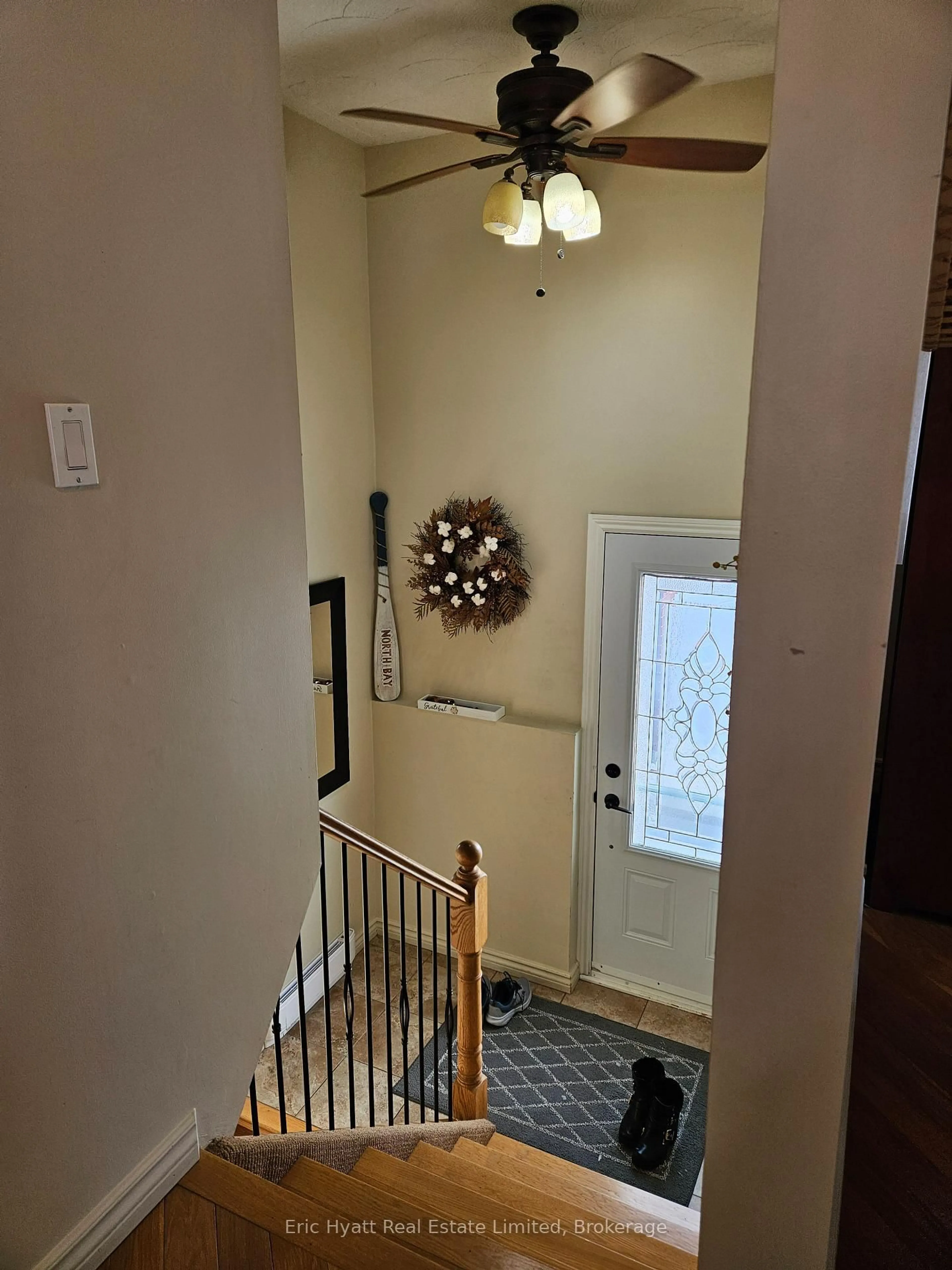 Indoor entryway for 1510 CHAPAIS Dr, North Bay Ontario P1B 6M4